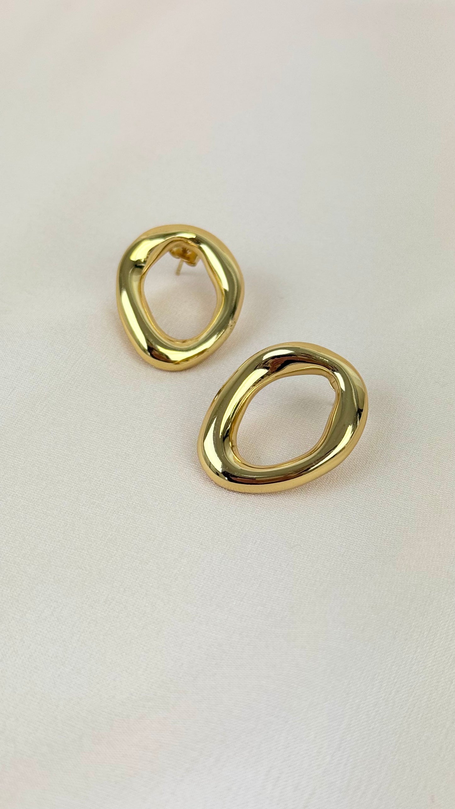 Brinco roda assimétrica aço dourado