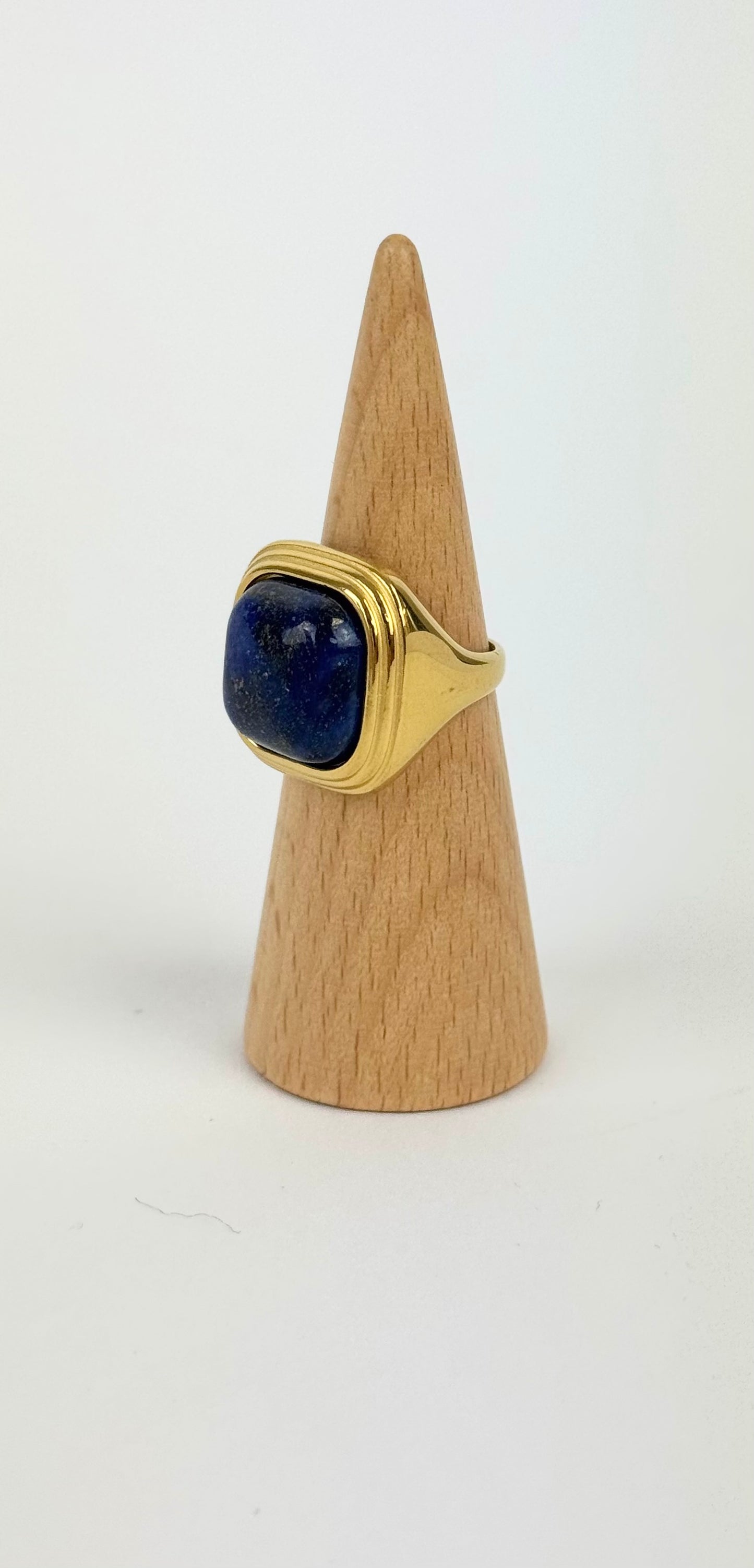 Anel aço dourado com pedra marmoreada tons azul-escuro