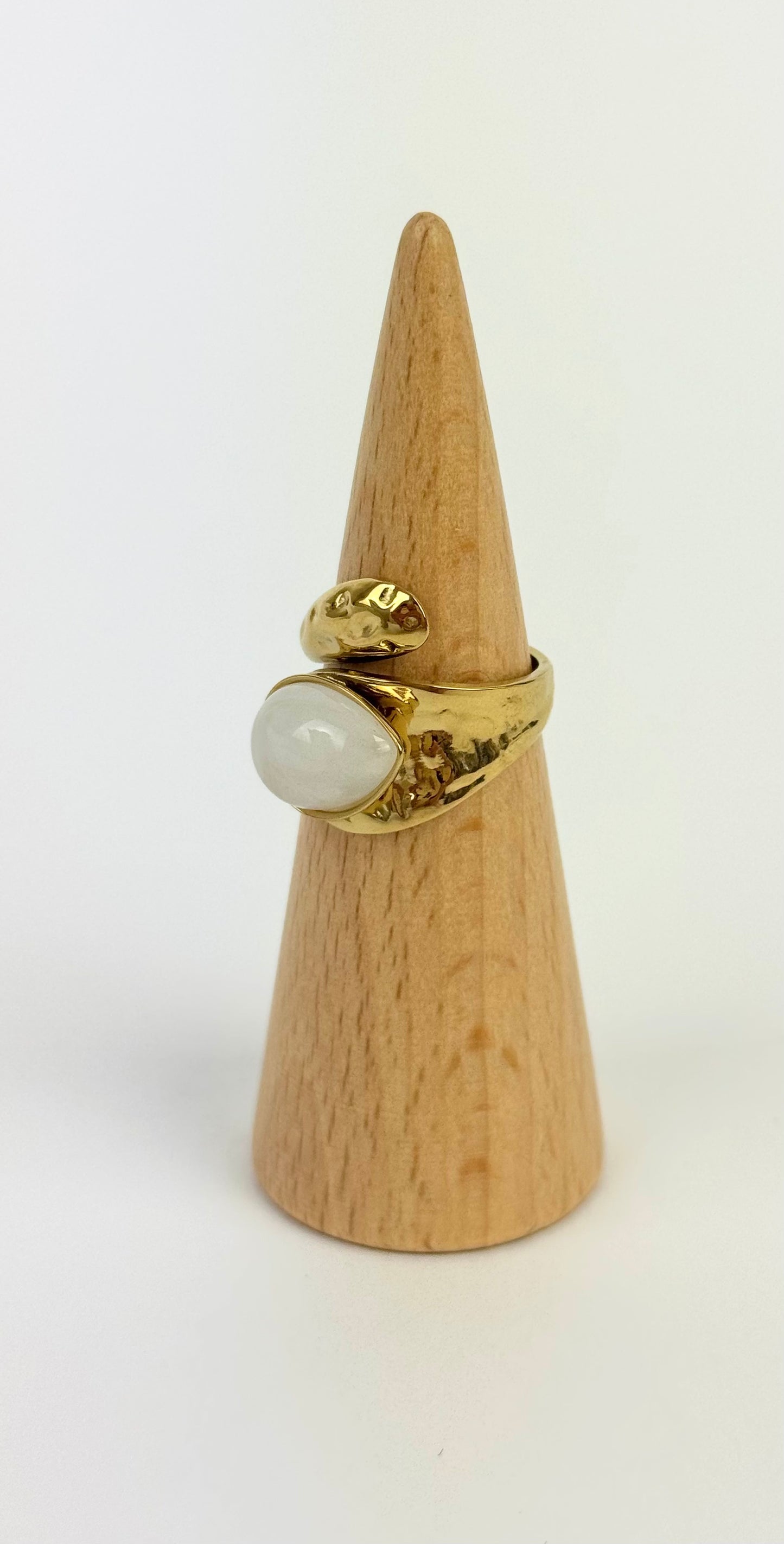 Anel aço dourado ajustável pedra branca