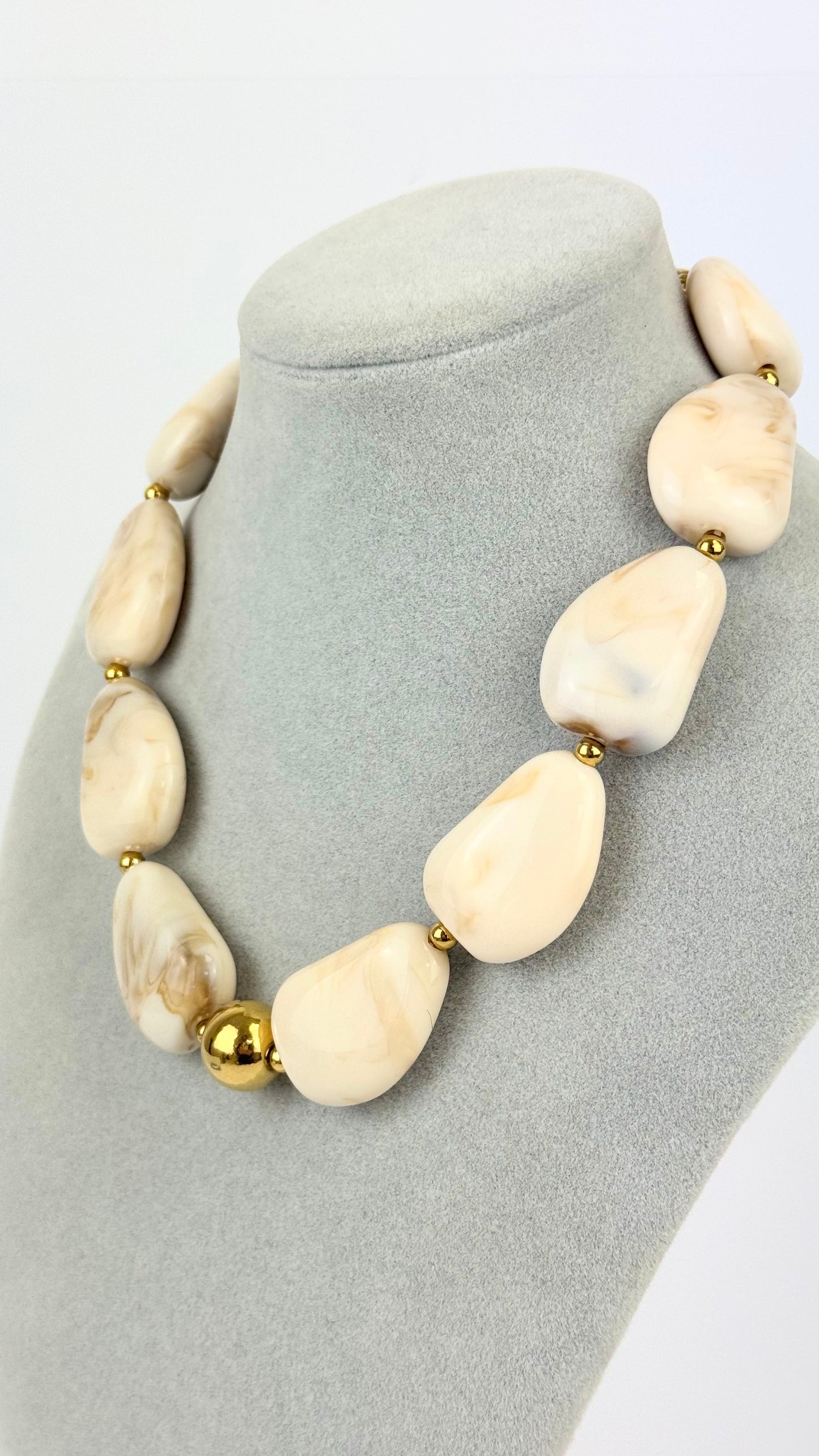 Colar peças em acrílico creme