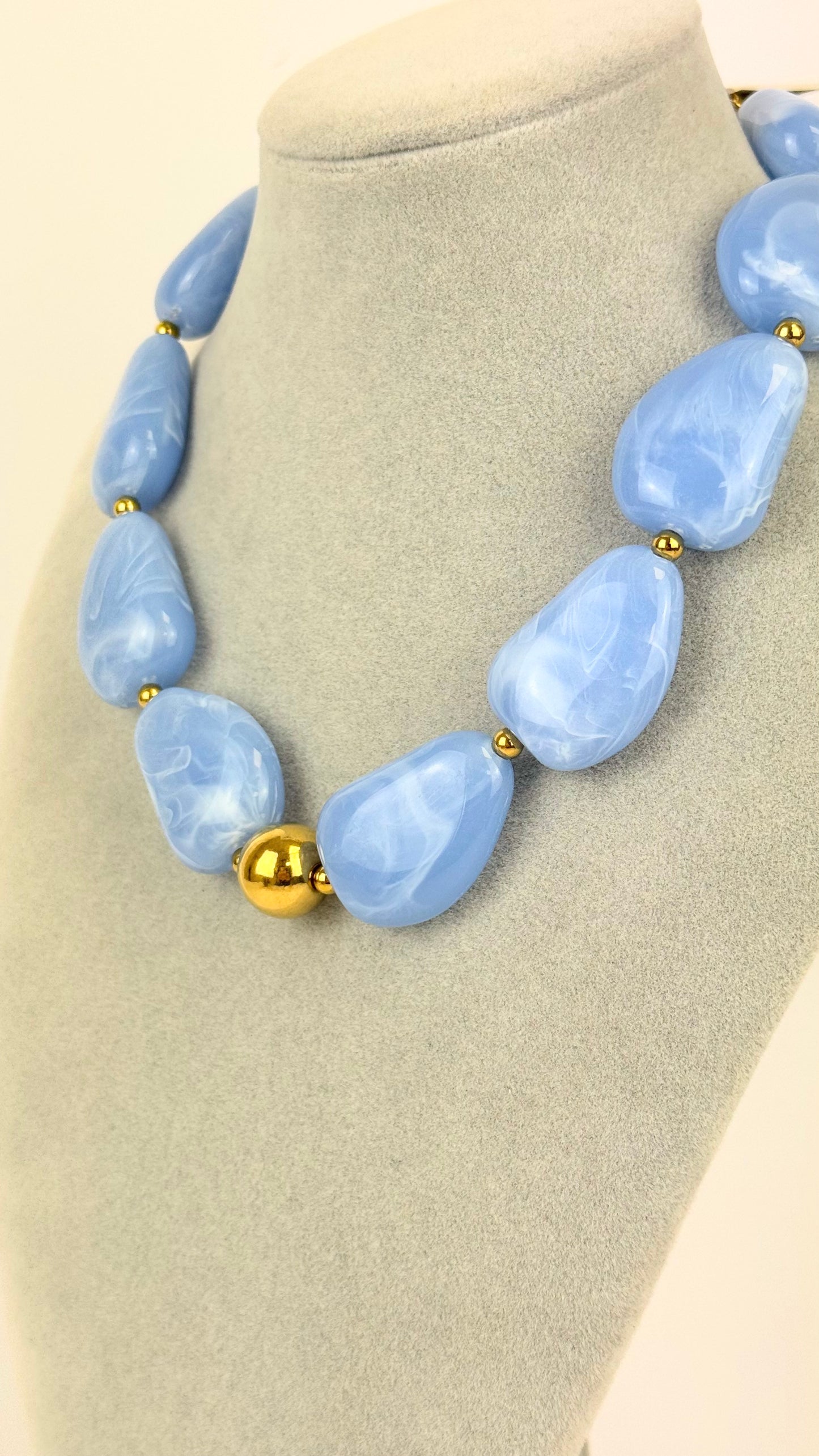 Colar peças em acrílico azul-celeste