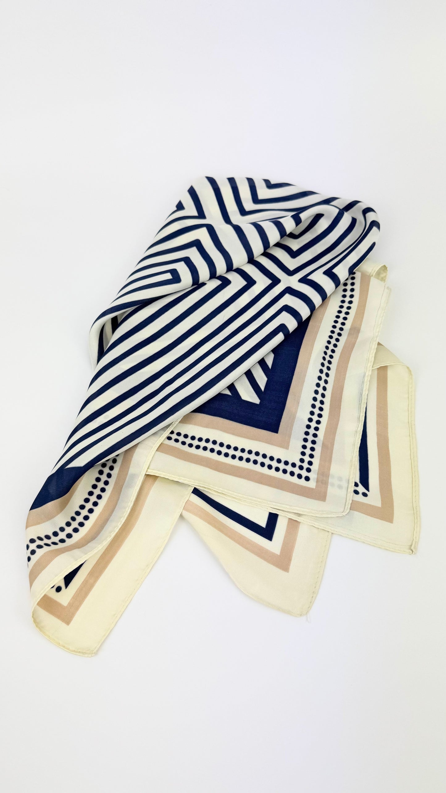 Lenço pequeno fundo creme estampado geométrico azul-marinho e bege