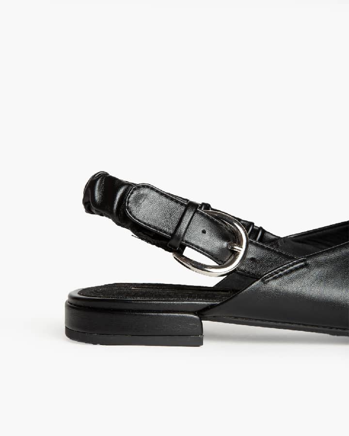 Mules eco-pele com elástico pretas