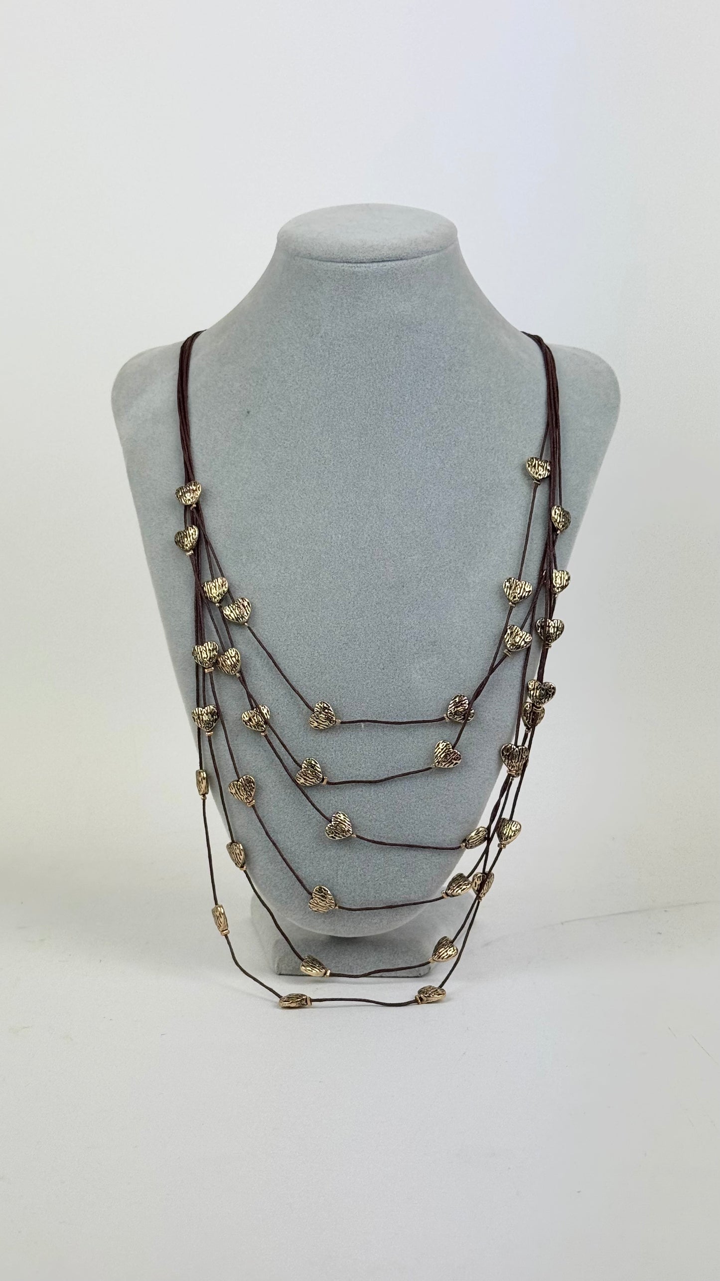 Colar fios castanhos com corações dourados