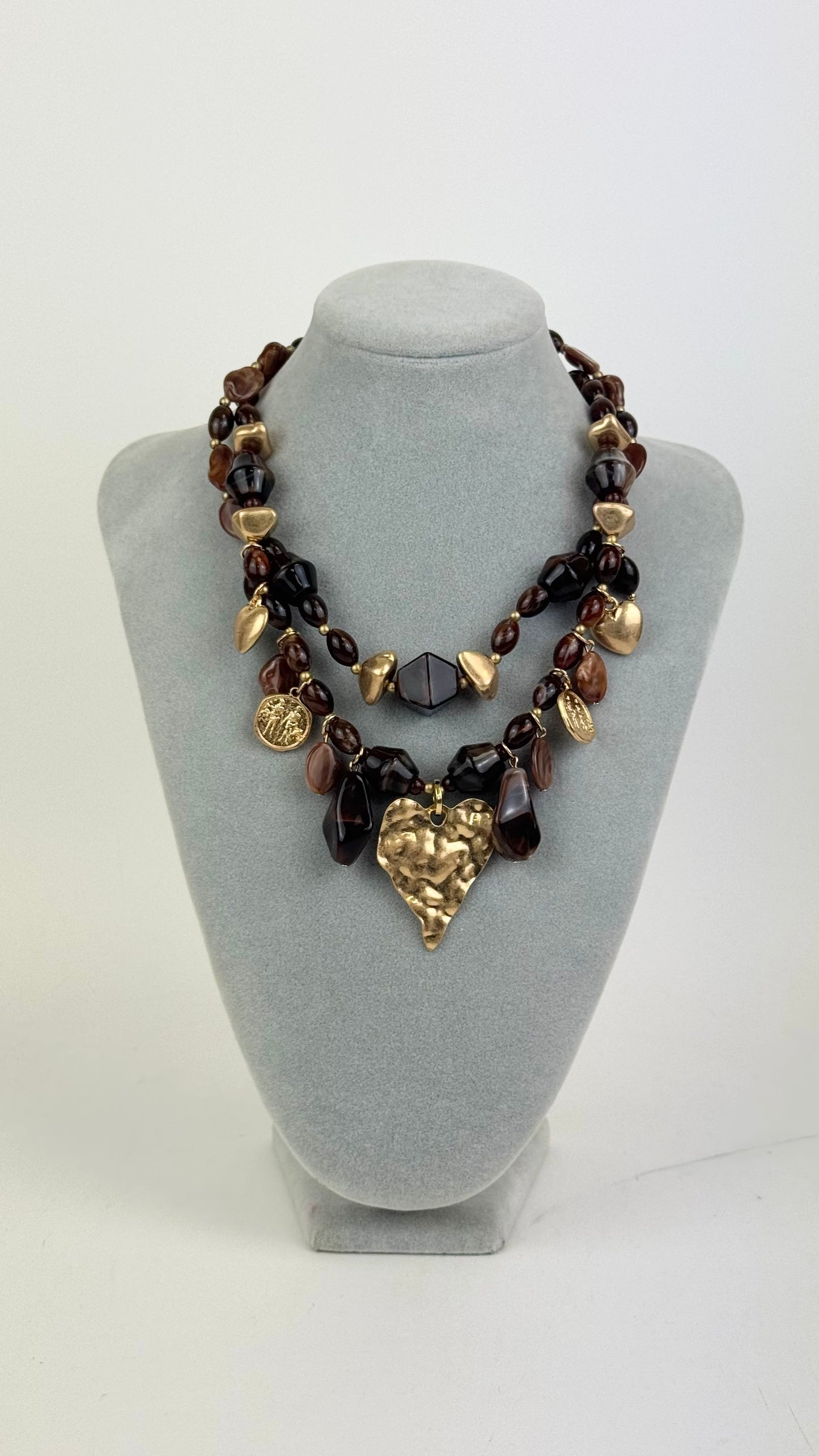 Colar acrílicos castanho e camel com coração dourado