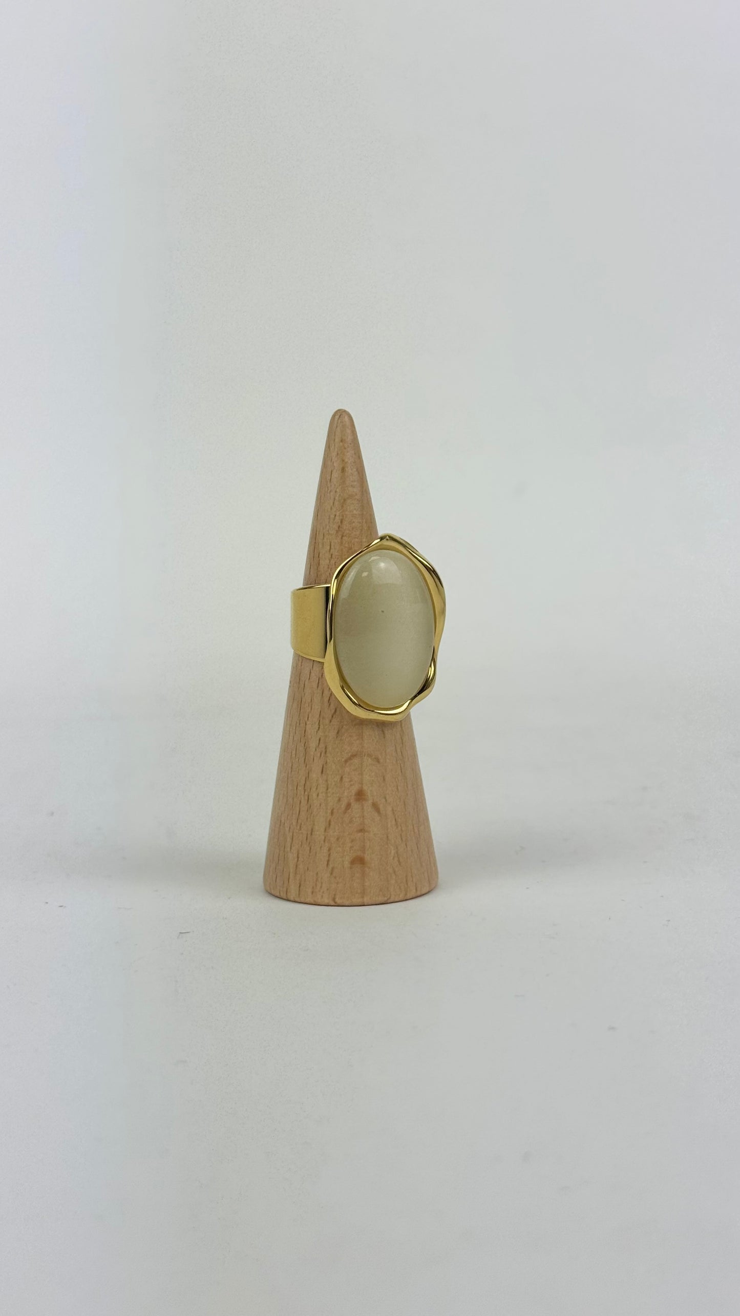 Anel dourado com pedra grande bege