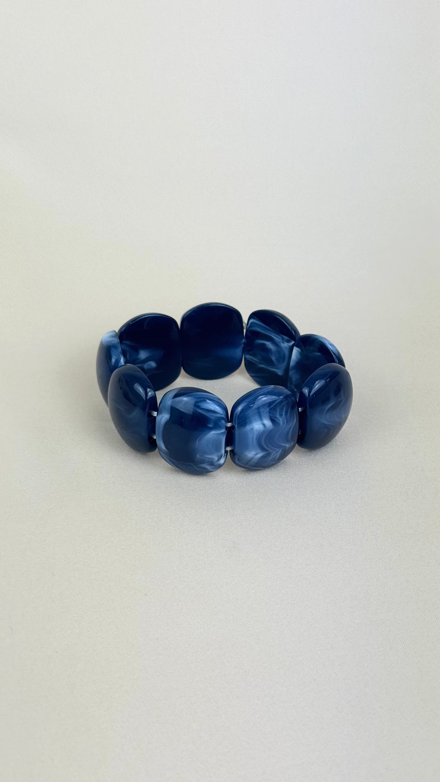 Pulseira acrílico cor azul-ganga
