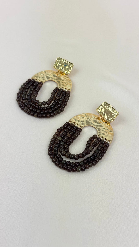 Brincos missangas castanhas com dourado martelado