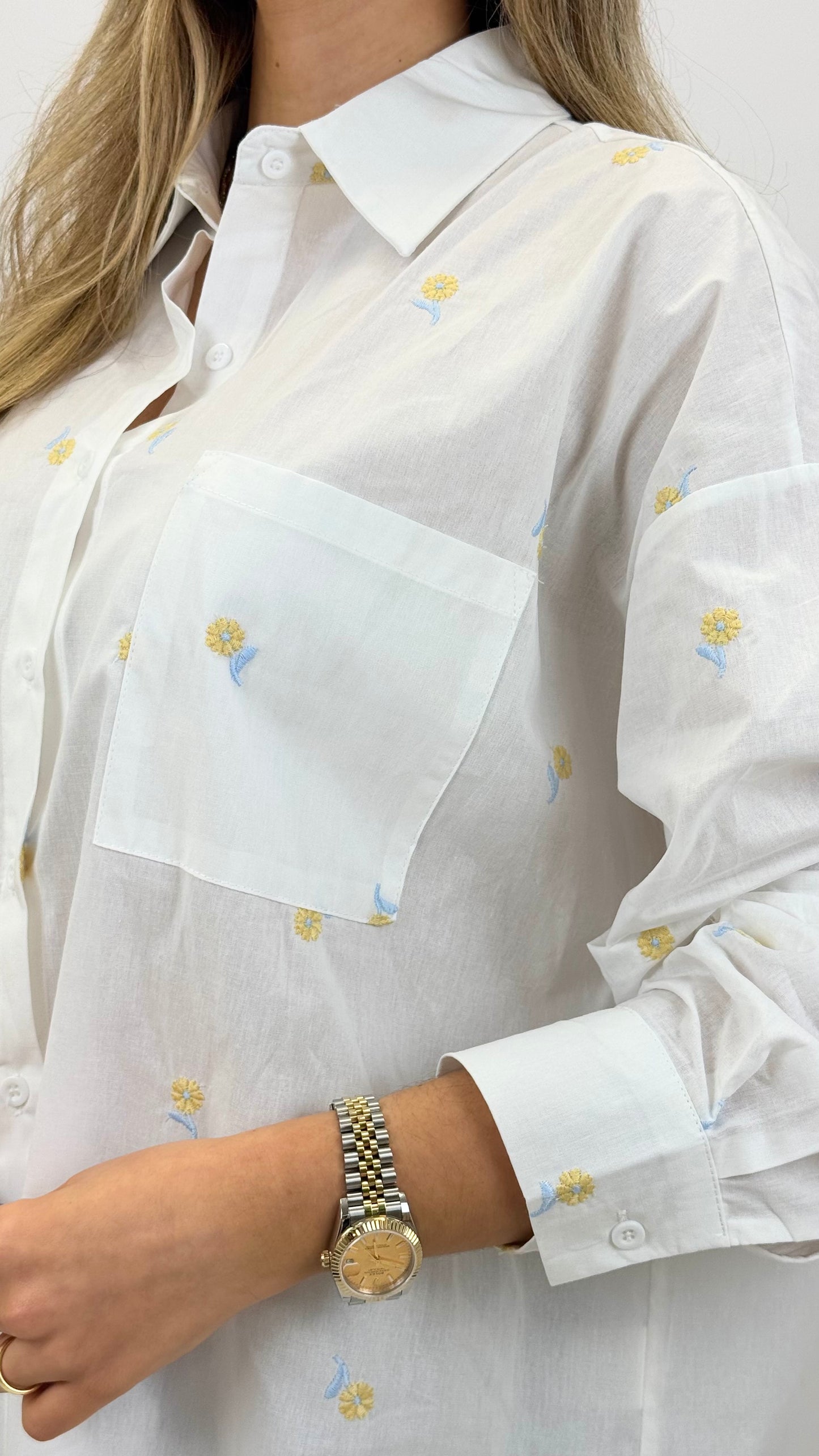 Camisa algodão branca com flores bordadas amarelas