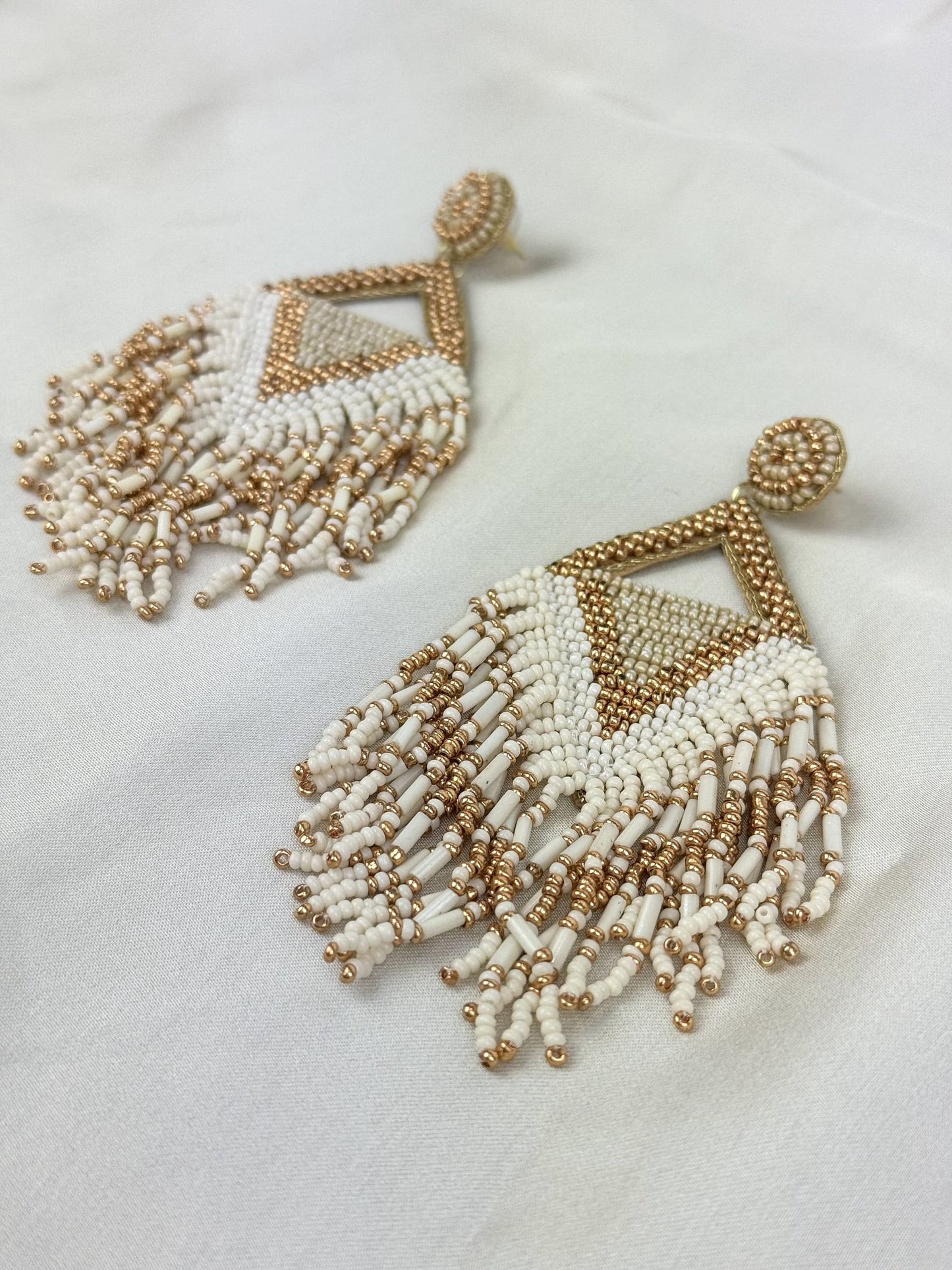 Brincos étnicos miçangas tons bege