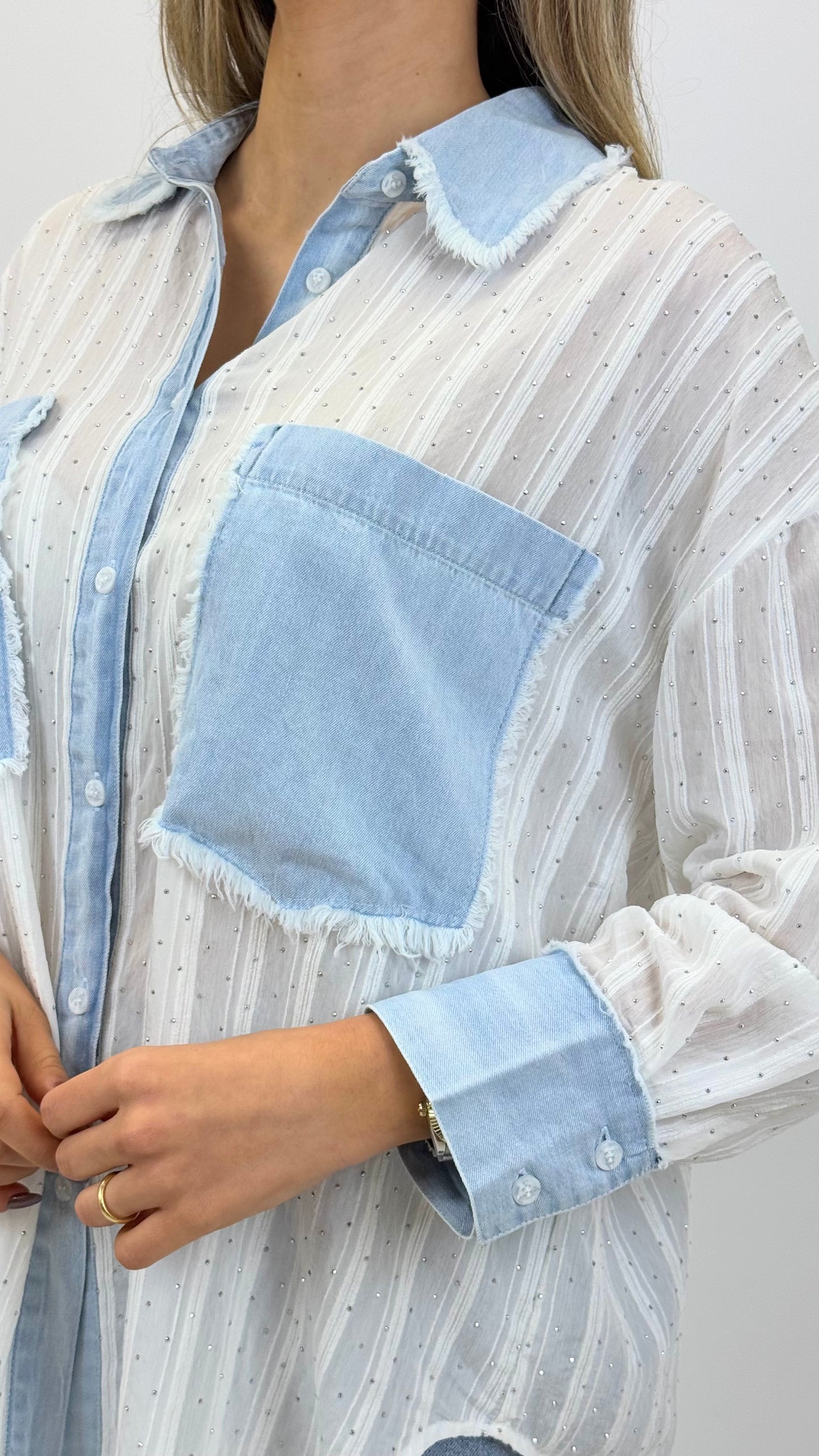 Camisa branca com brilhantes e detalhes em ganga