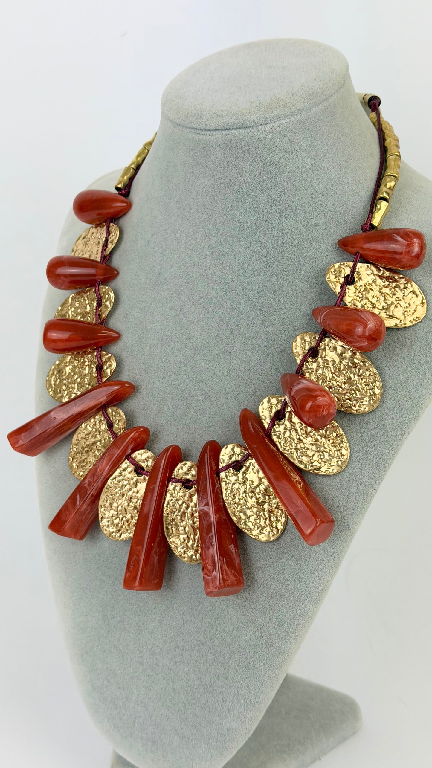 Colar acrílico telha e chapas douradas marteladas