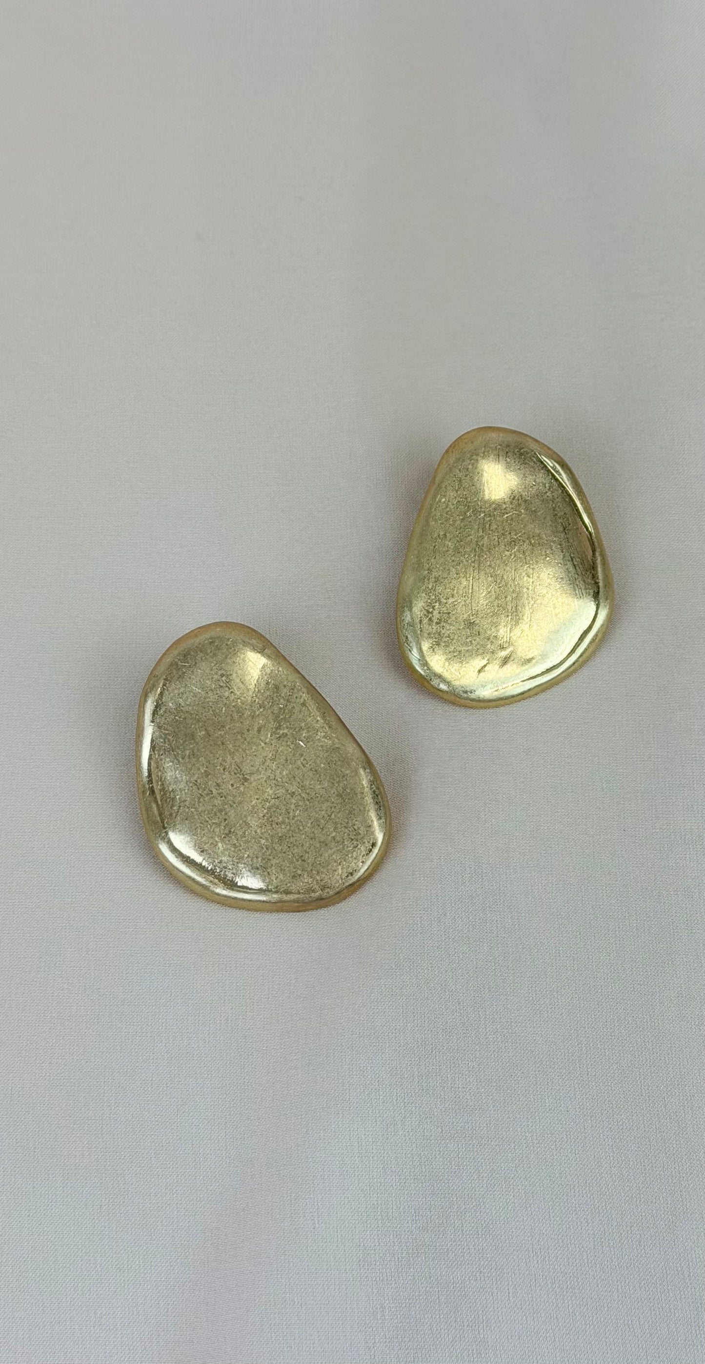 Brincos chapas dourado baço