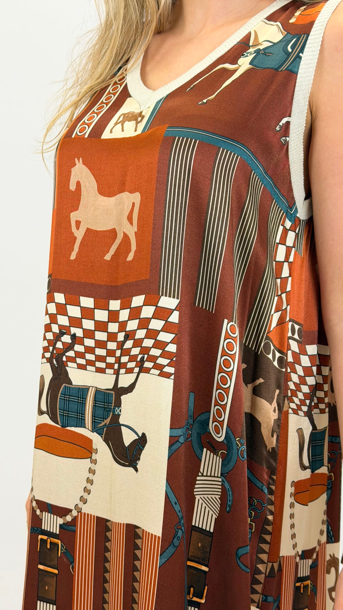 Vestido cavado estampado tons terracotta e castanho