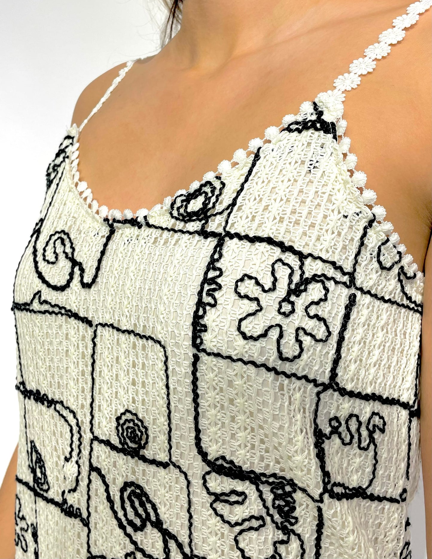 Vestido creme com bordado preto abstrato