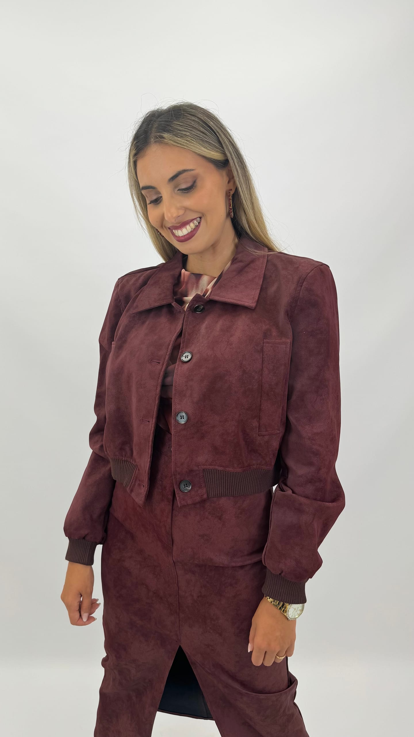 Blusão curto em eco-pele bordeaux