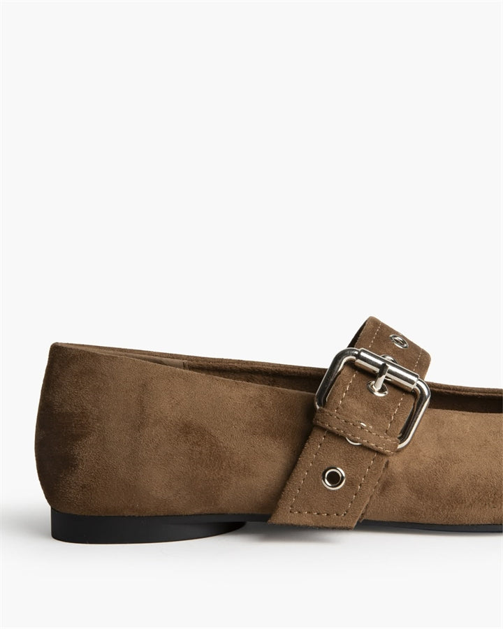 Sapato raso com fivela camel