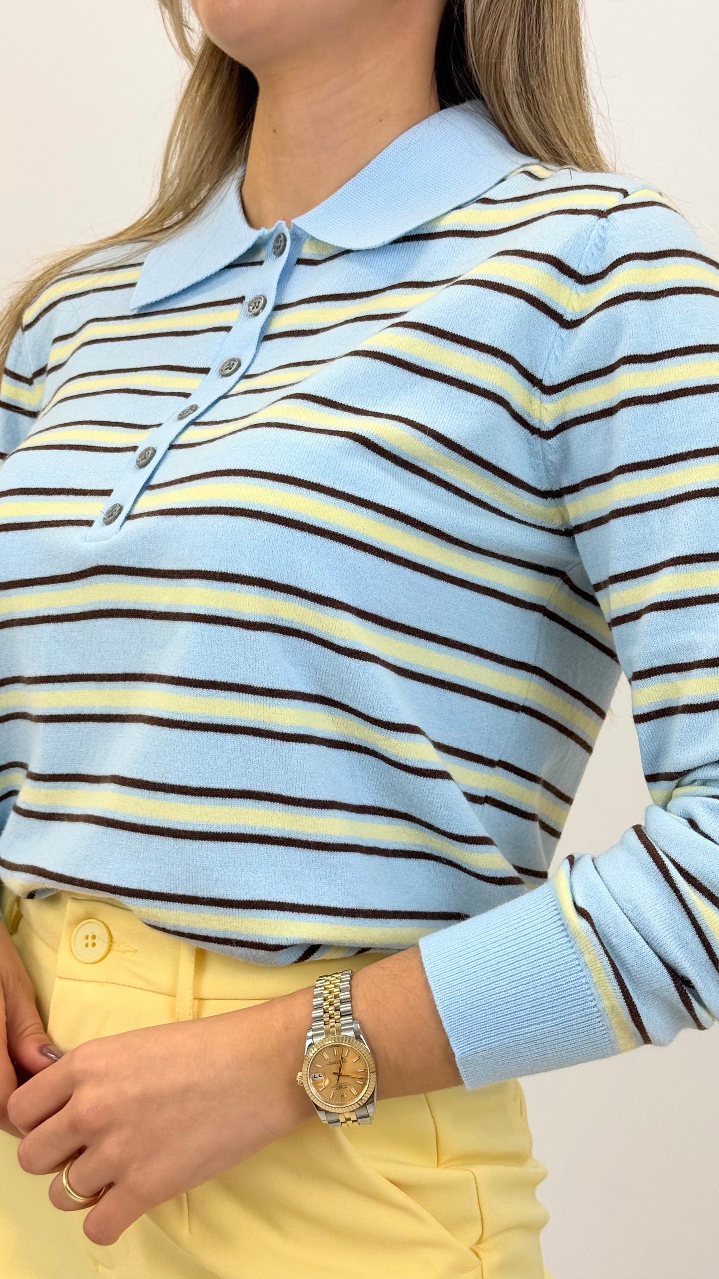 Polo azul-bebé riscas castanho e amarelo