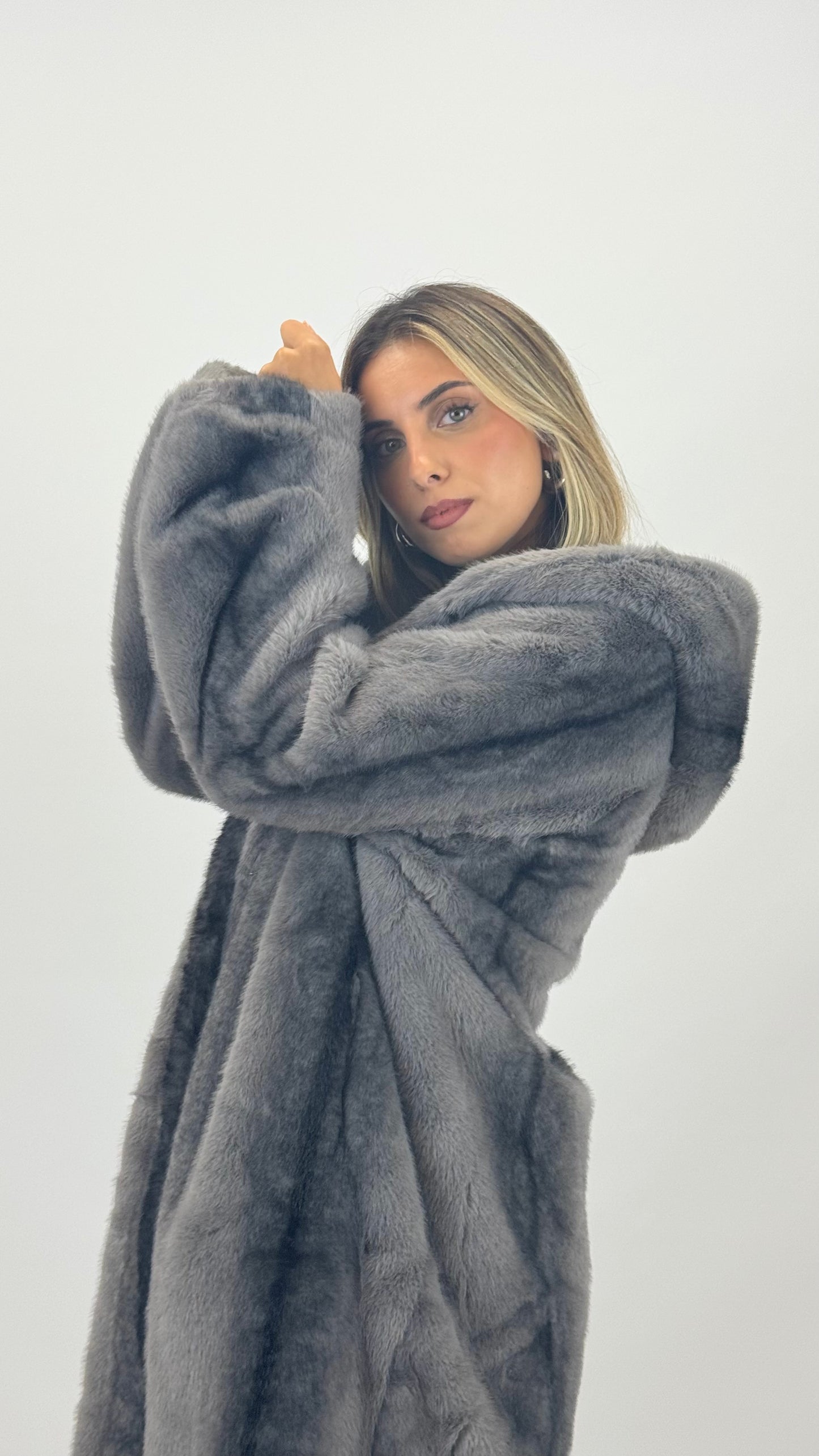 Casaco pêlo sintético cinza com carapuço