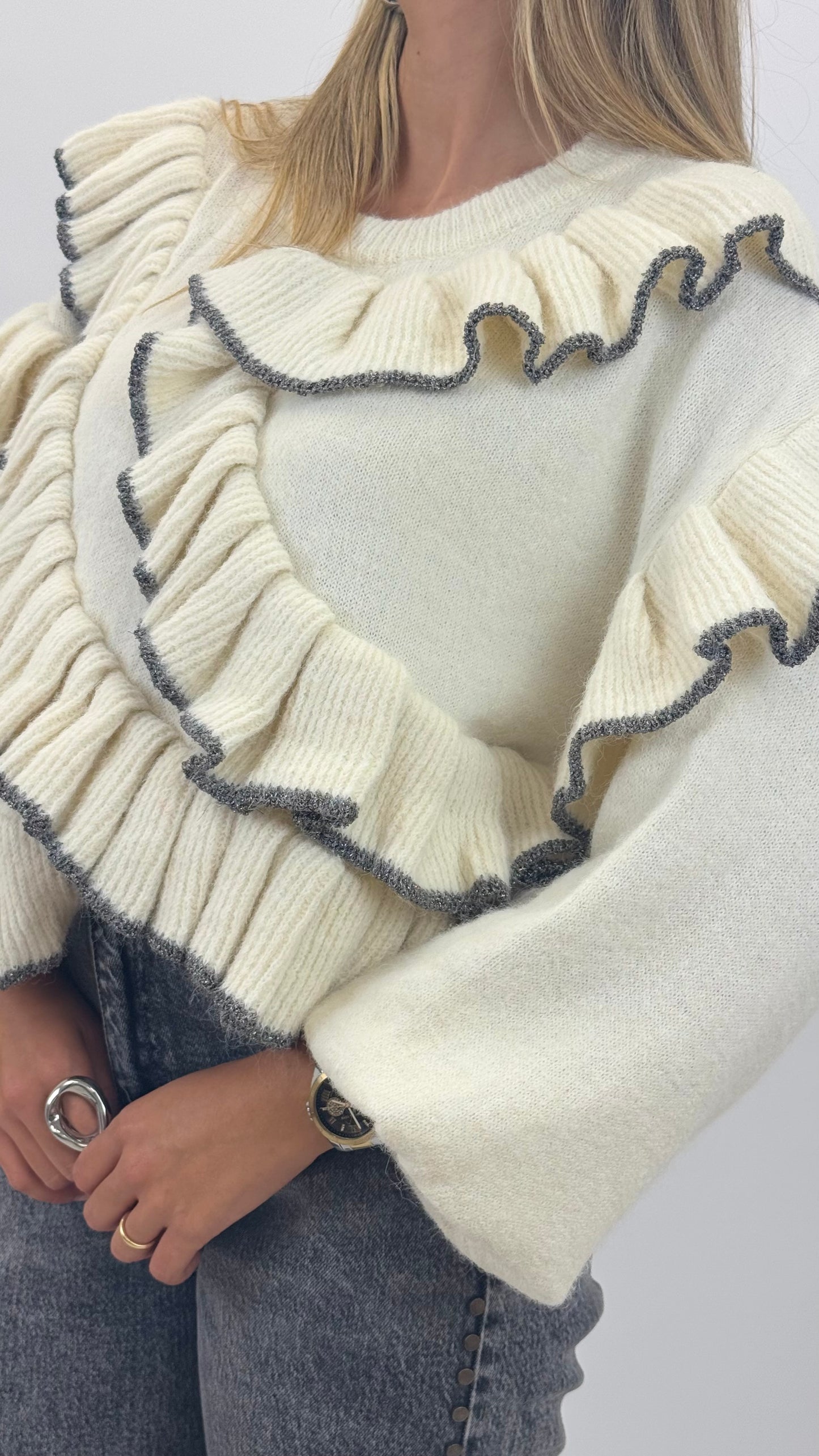 Camisola malha pérola com folhos debruados a prata