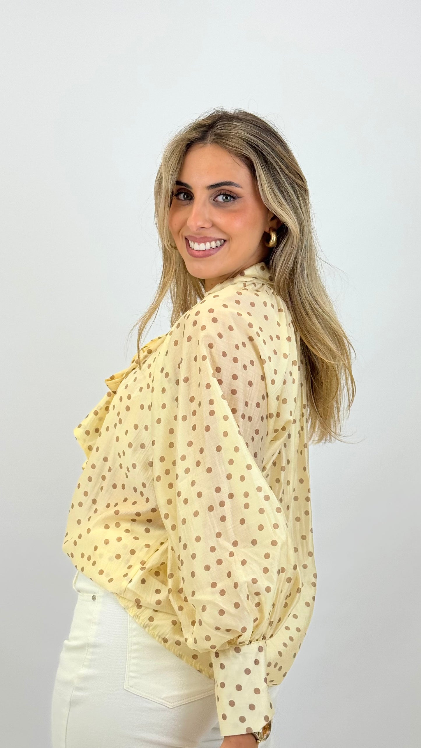 Blusa amarelo-claro com pintas camel