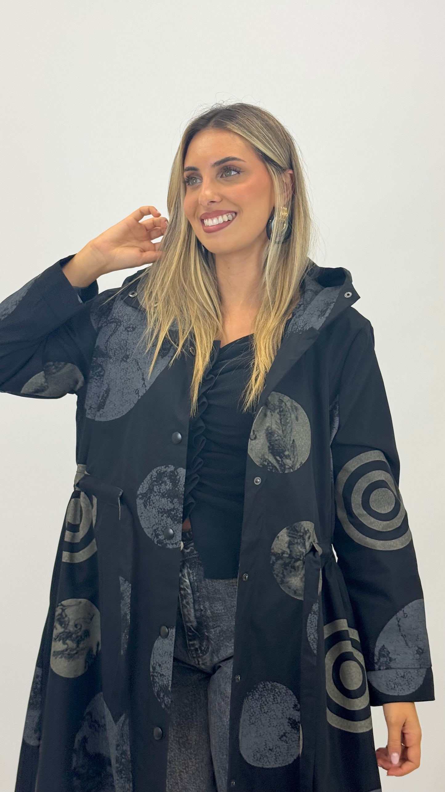 Parka comprida preta com estampado abstrato tons cinza