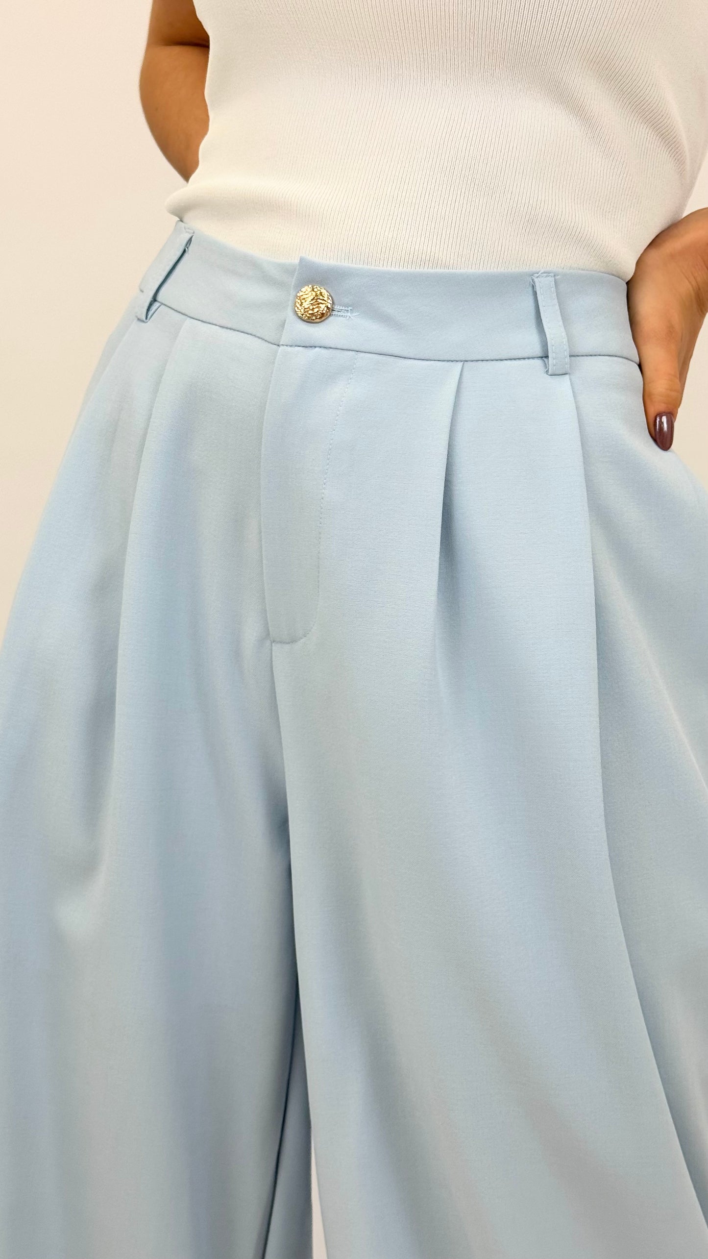 Calça clássica azul-bebé com botão dourado