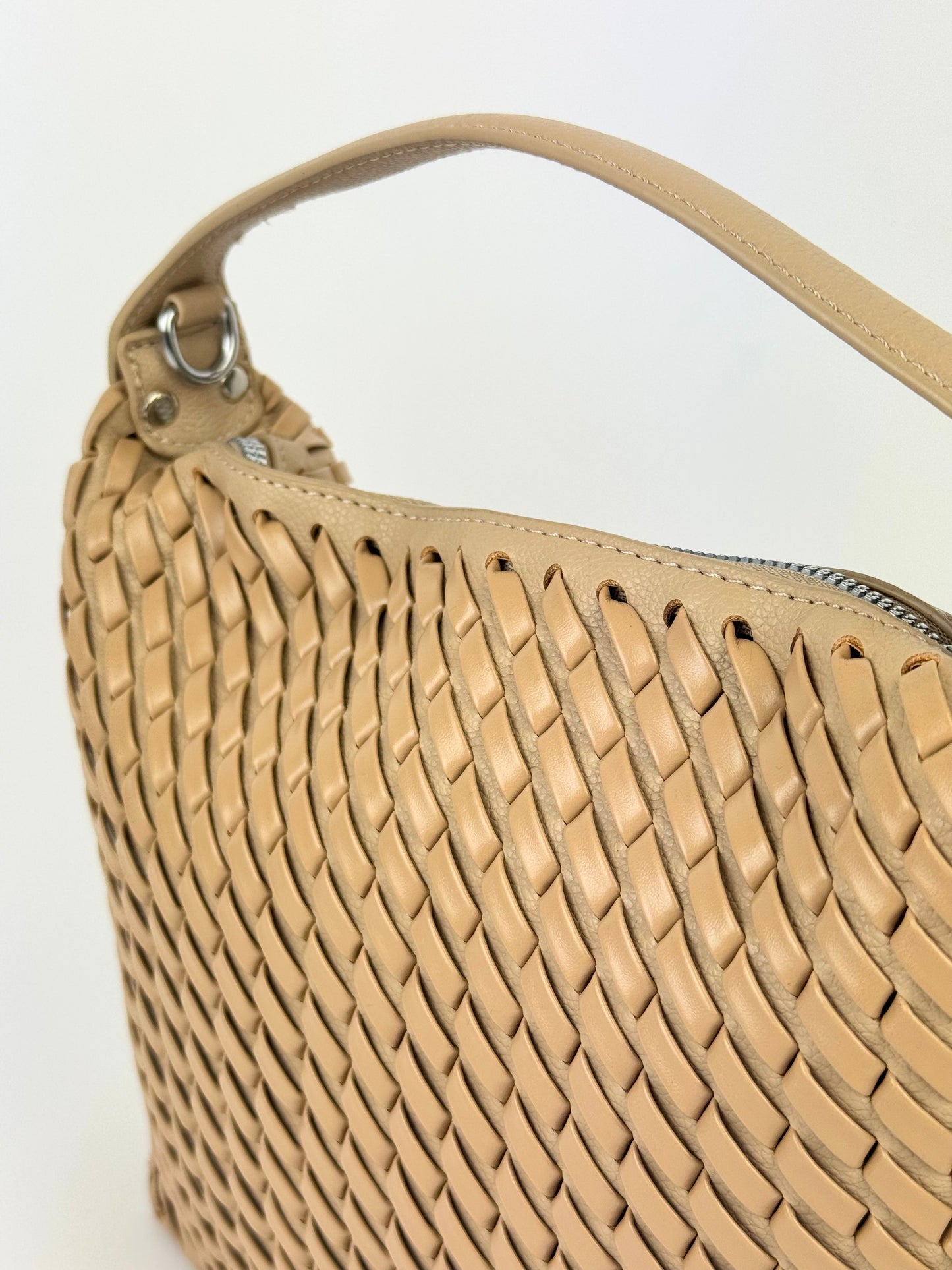 Carteira bege/camel entrançada