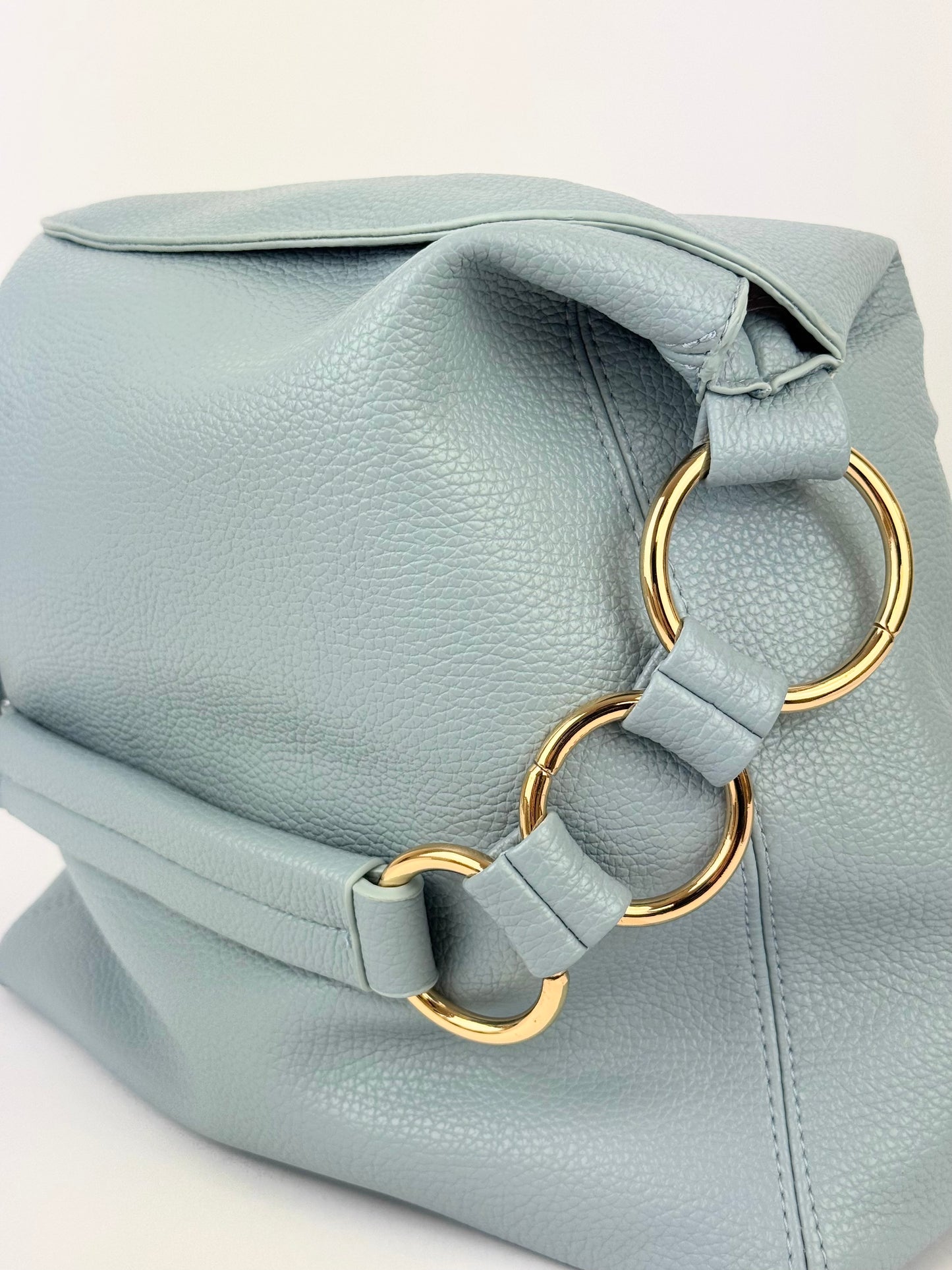 Carteira azul-bebé alça com argolas douradas