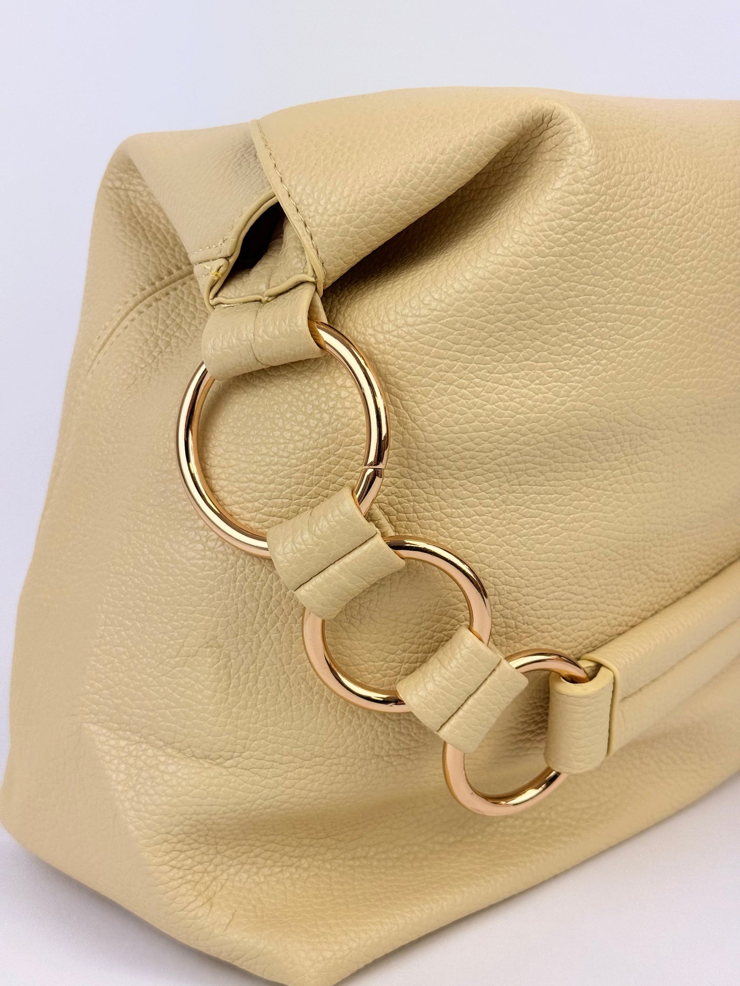 Carteira amarelo-claro alça com argolas douradas