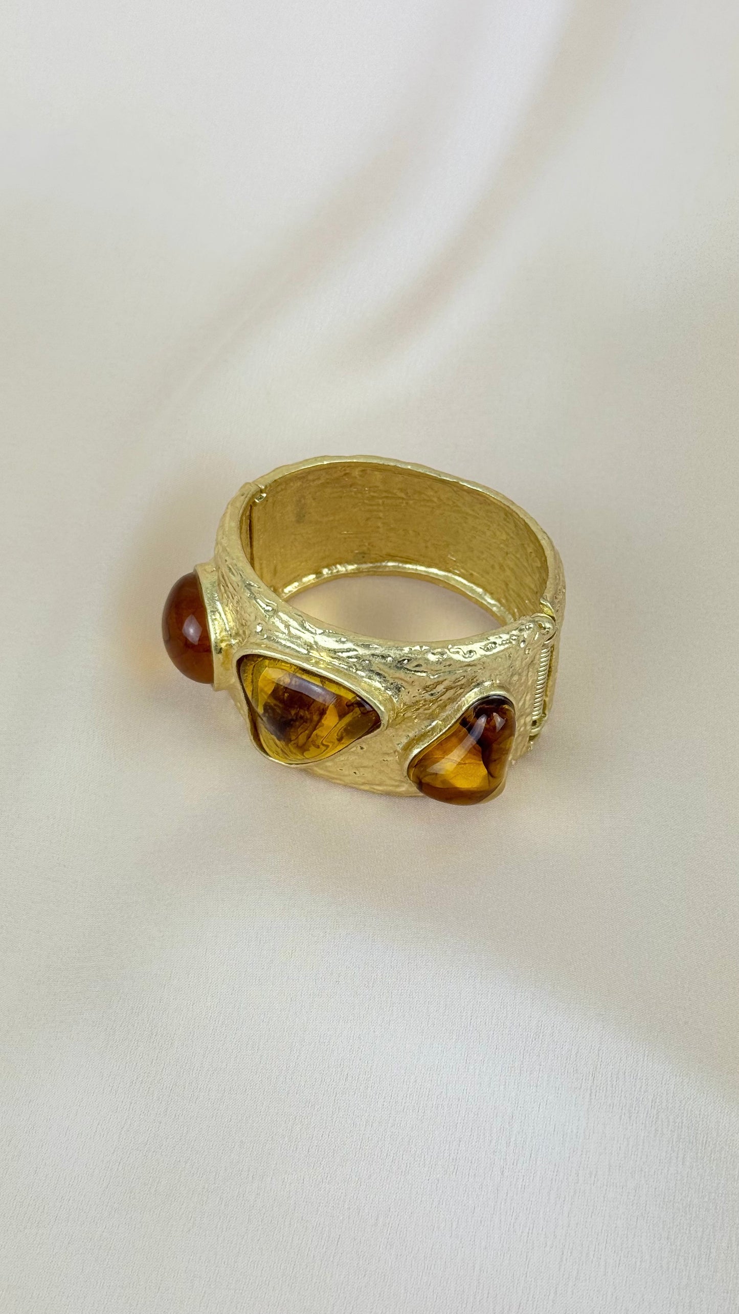 Pulseira escrava dourado martelado com pedras ambar