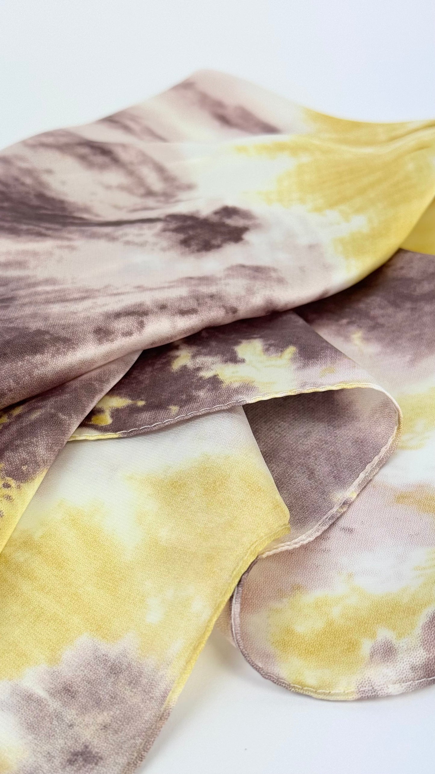 Lenço pequeno estampado tie-die amarelo