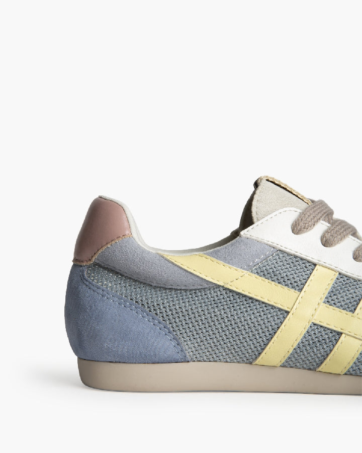 Sapatilha leve em azul-bebé com detalhes amarelo-claro