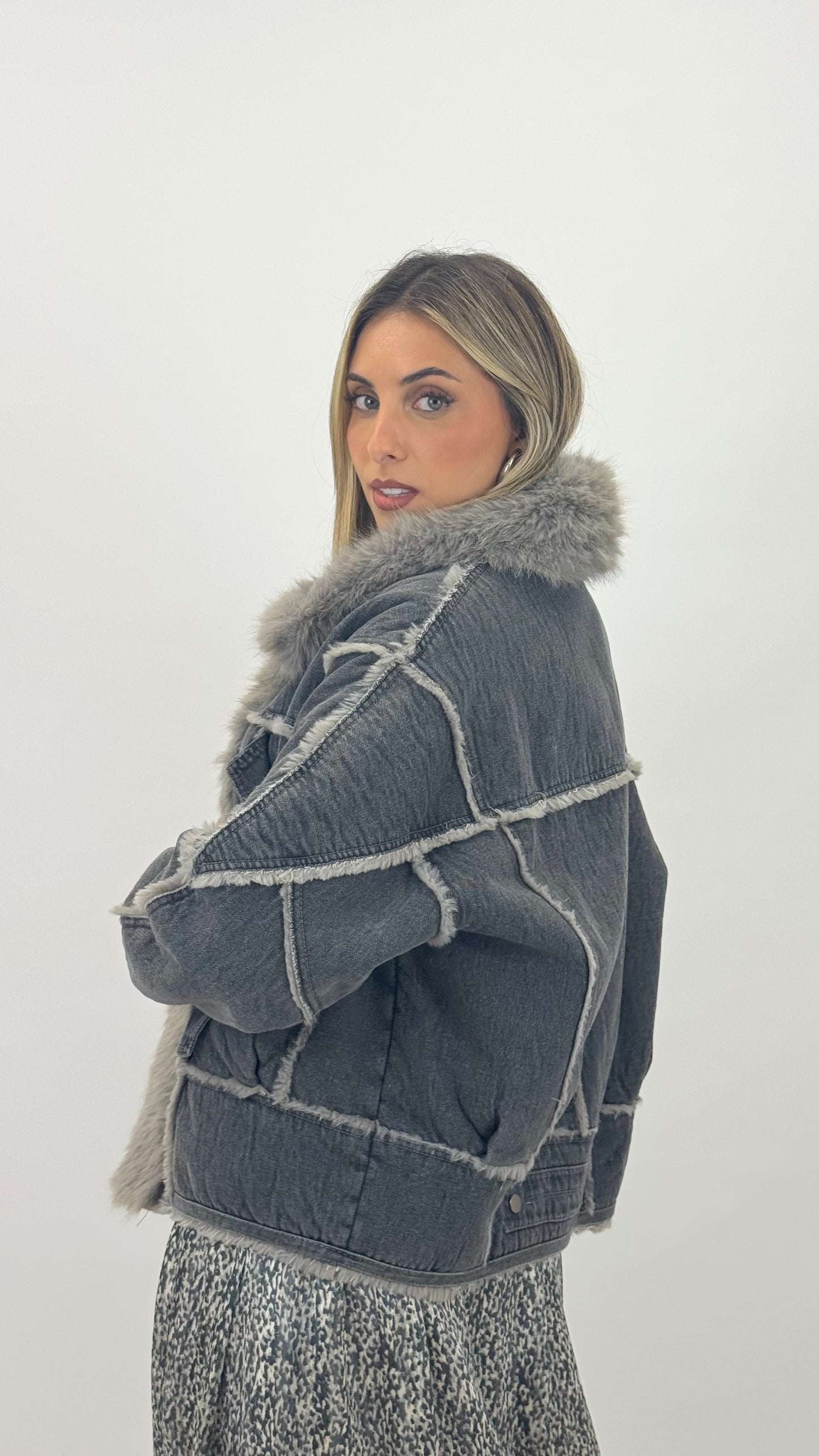 Casaco ganga cinza com gola e forro em pêlo