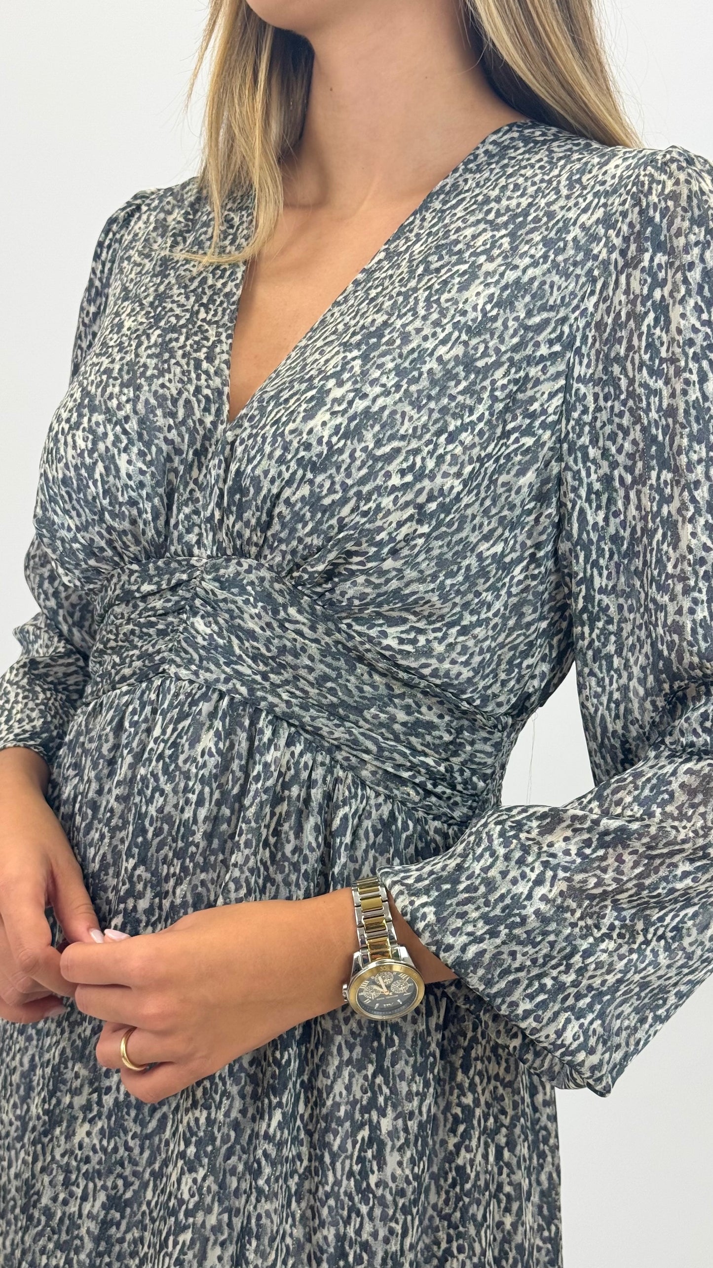 Vestido comprido estampado tons cinza