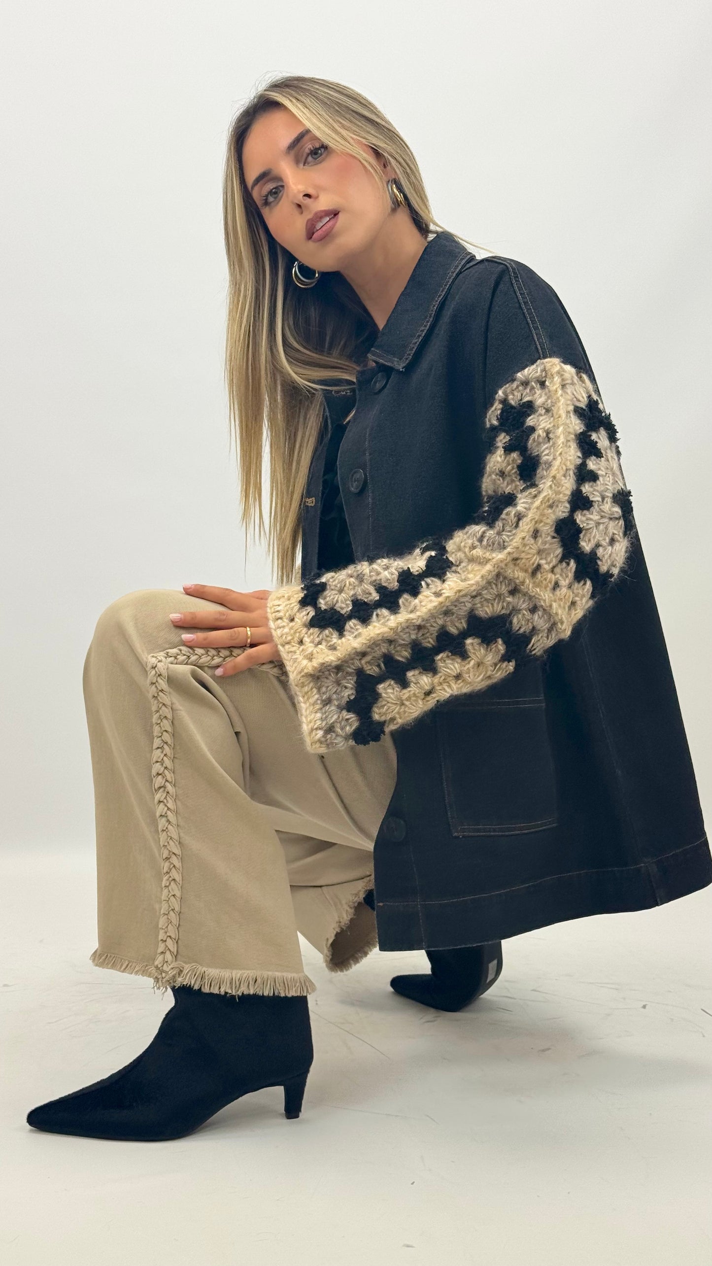 Casaco ganga preta com mangas crochê