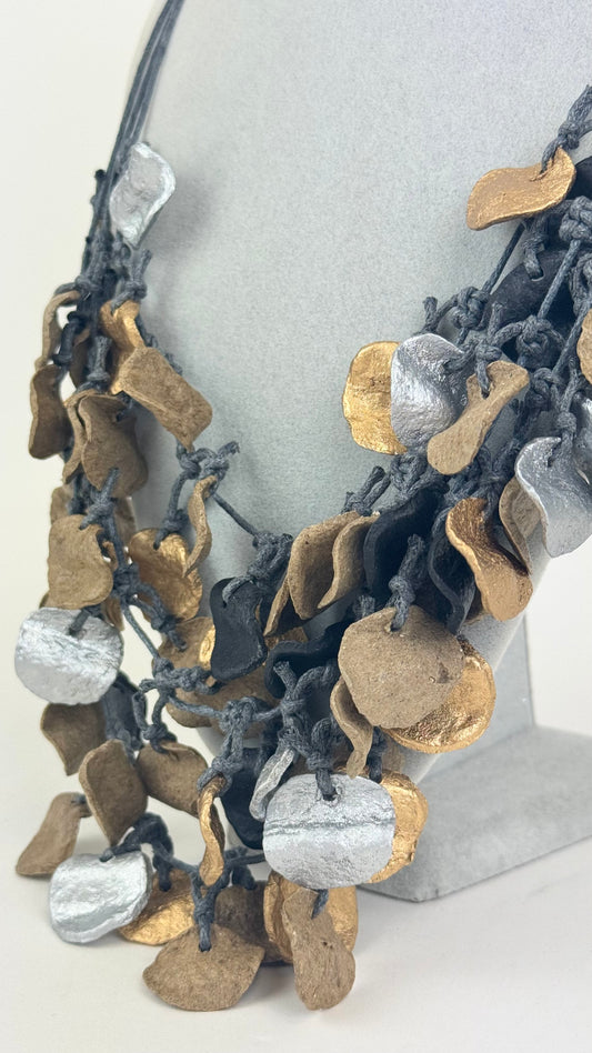 Colar comprido pétalas bege, douradas e cinza