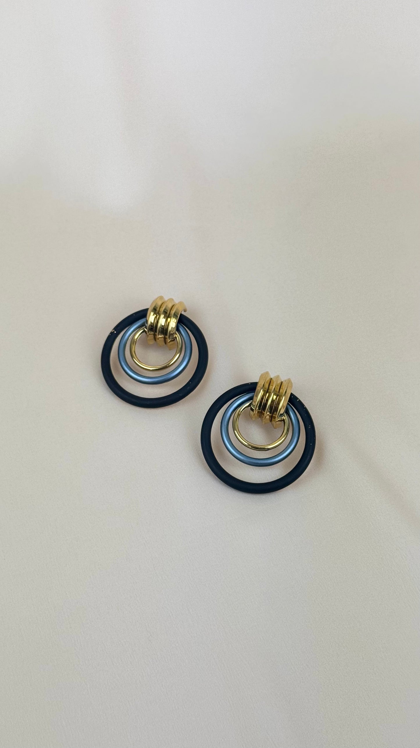 Brincos aço rodas tons cinza e dourado