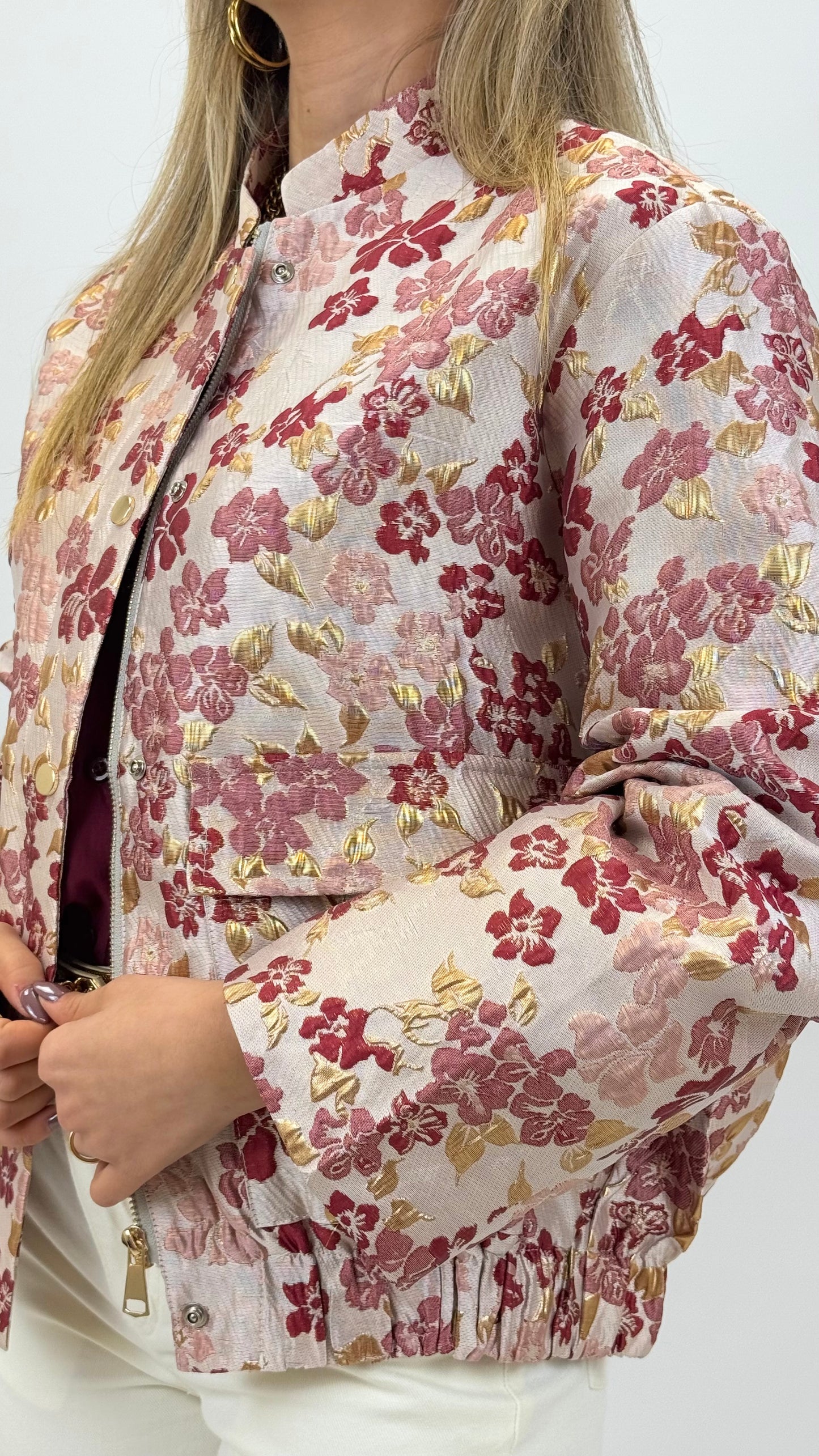 Bomber fundo bege bordados florais dourado, bordeaux e rosa