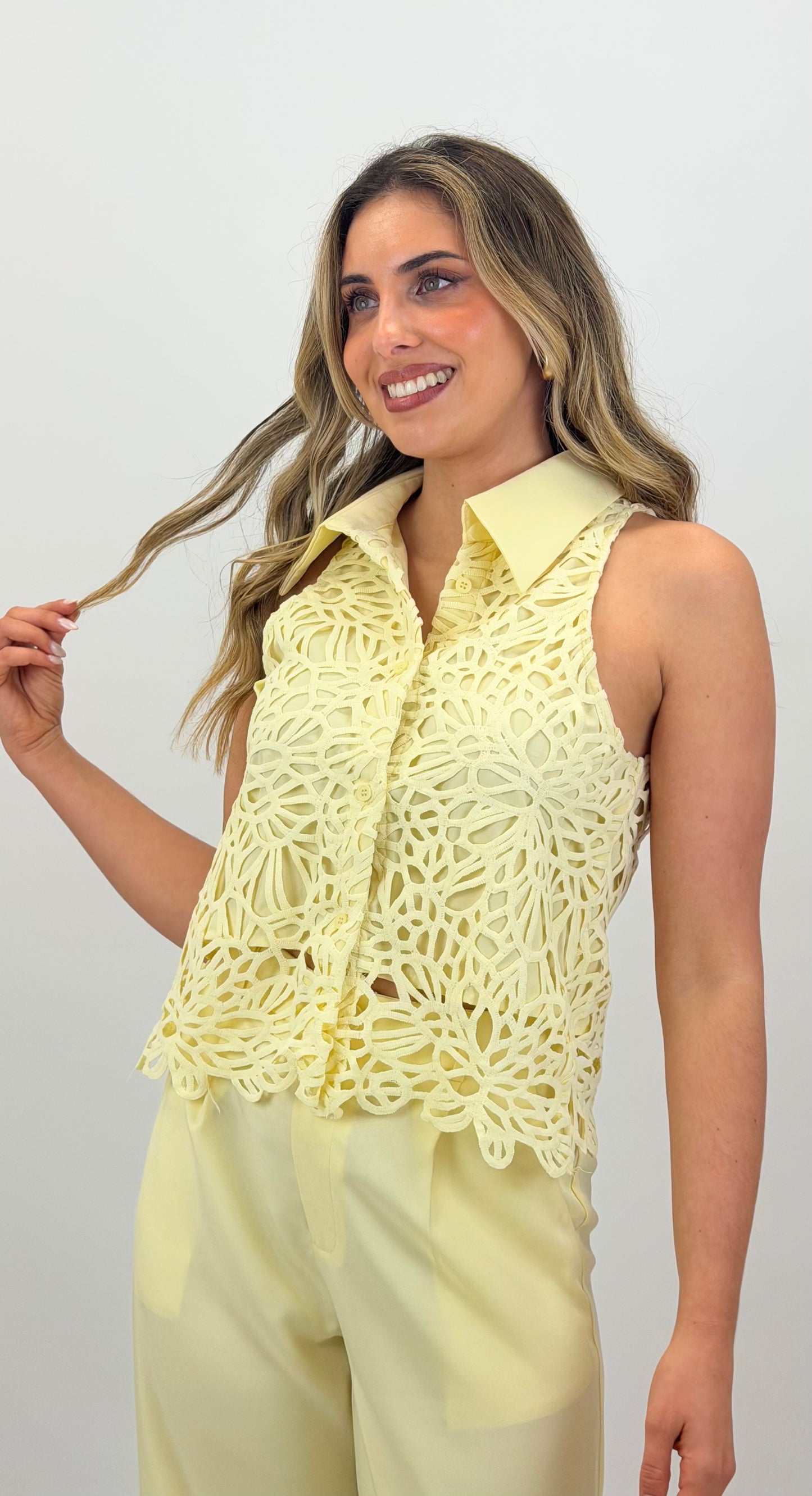 Conjunto top rendado e pantalona amarelo
