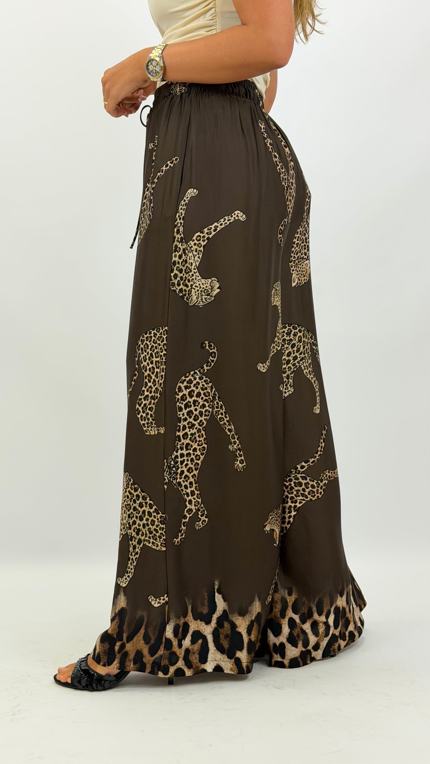 Calça estampado leopardo fundo castanho