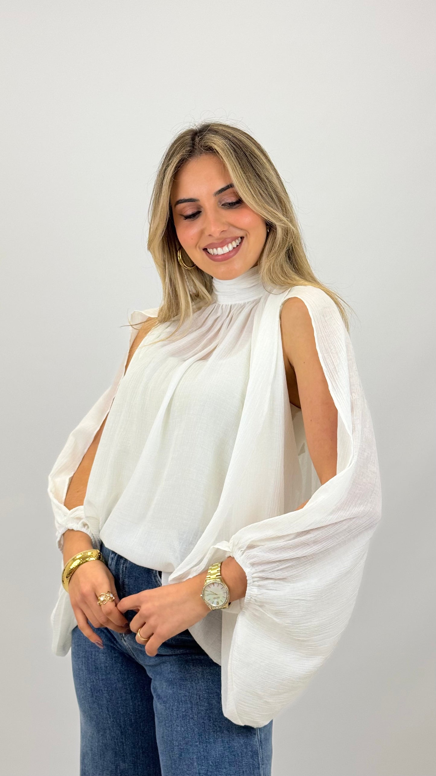 Blusa fina branca pormenor na gola e abertura mangas