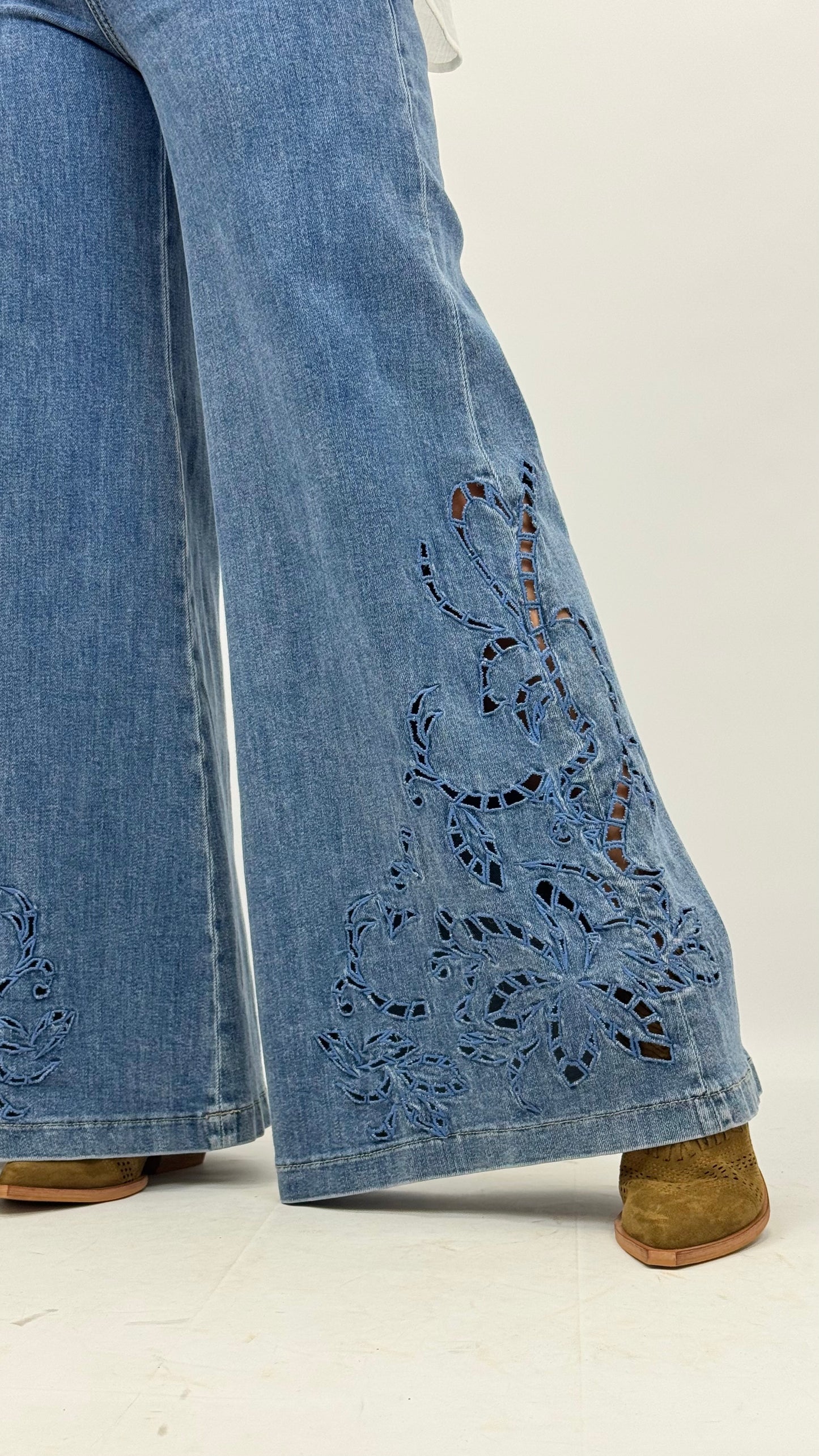 Calça ganga com pormenor bordado