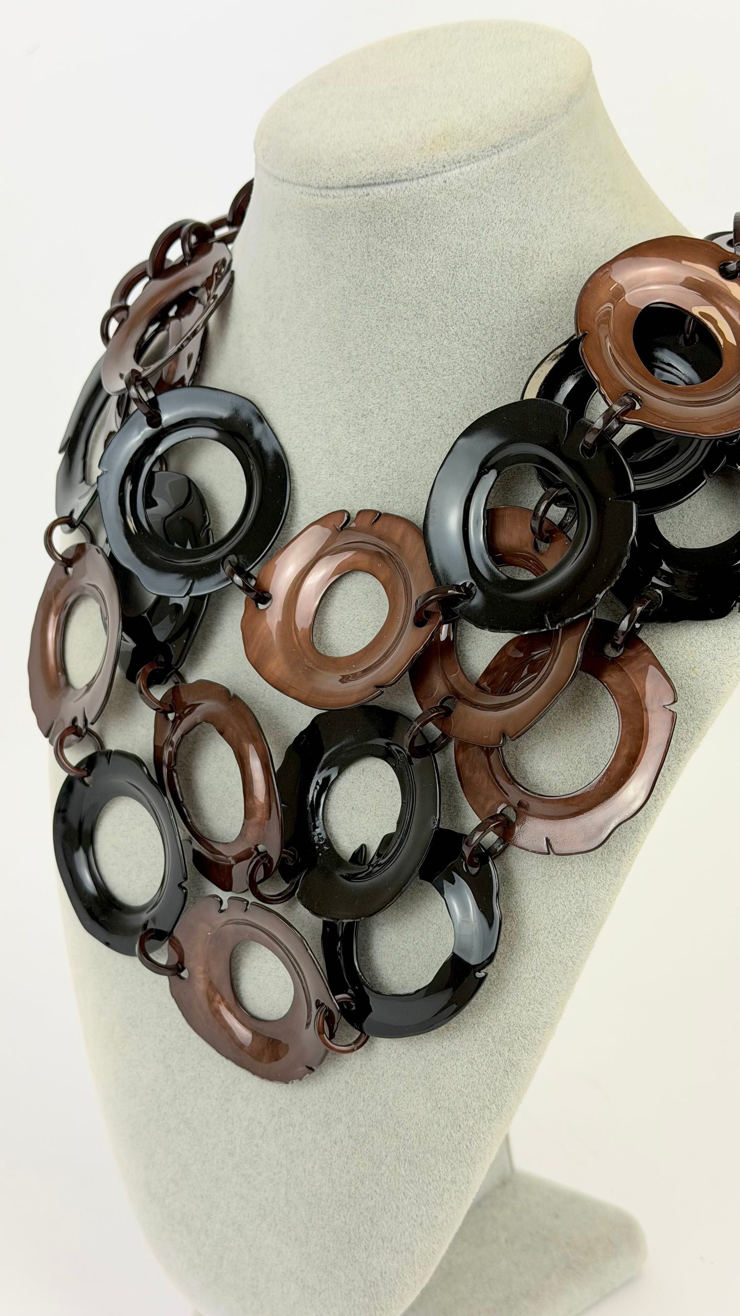 Colar rodelas em acrílico preto e castanho
