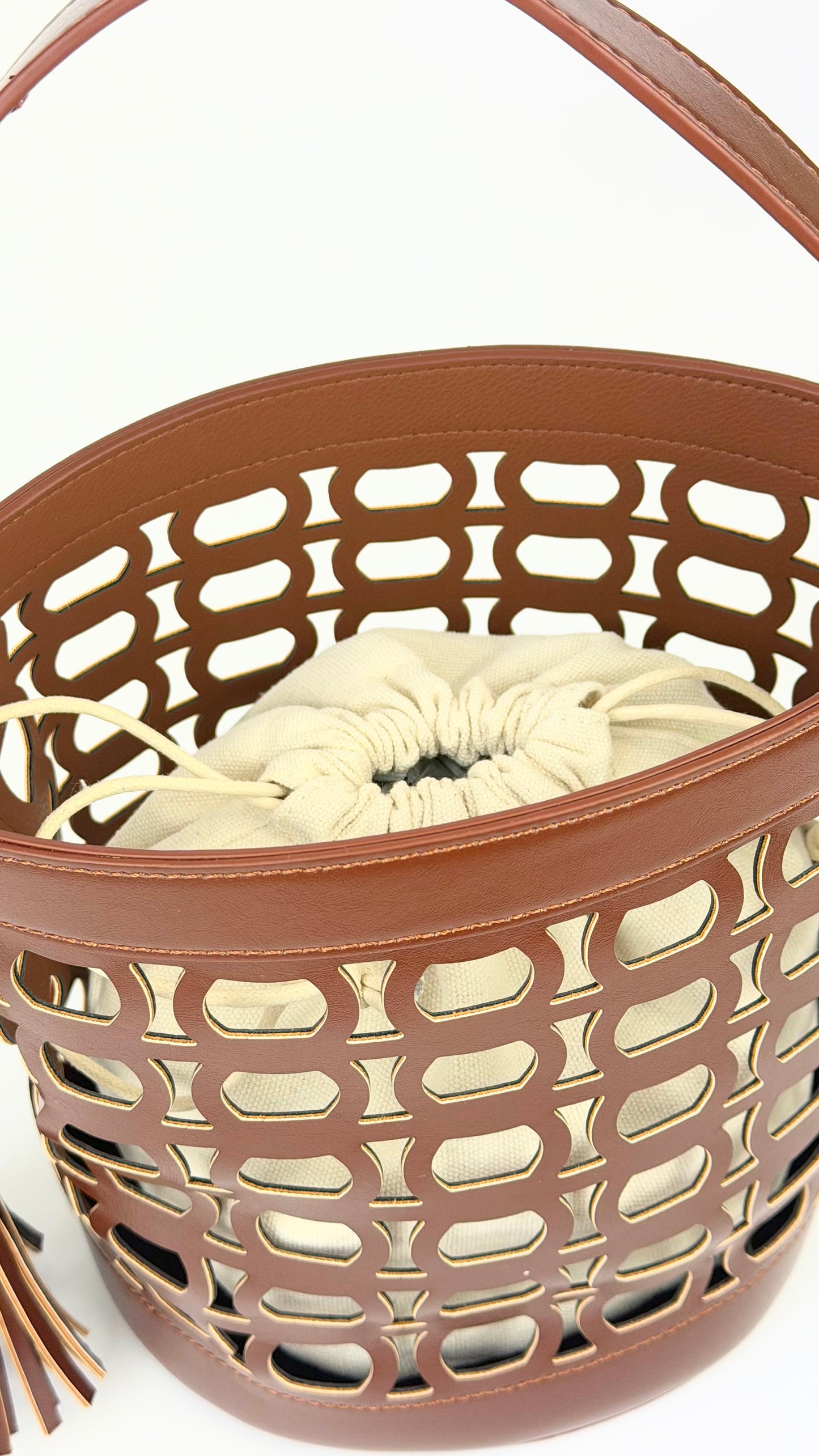 Carteira bucket castanho-claro perfurado