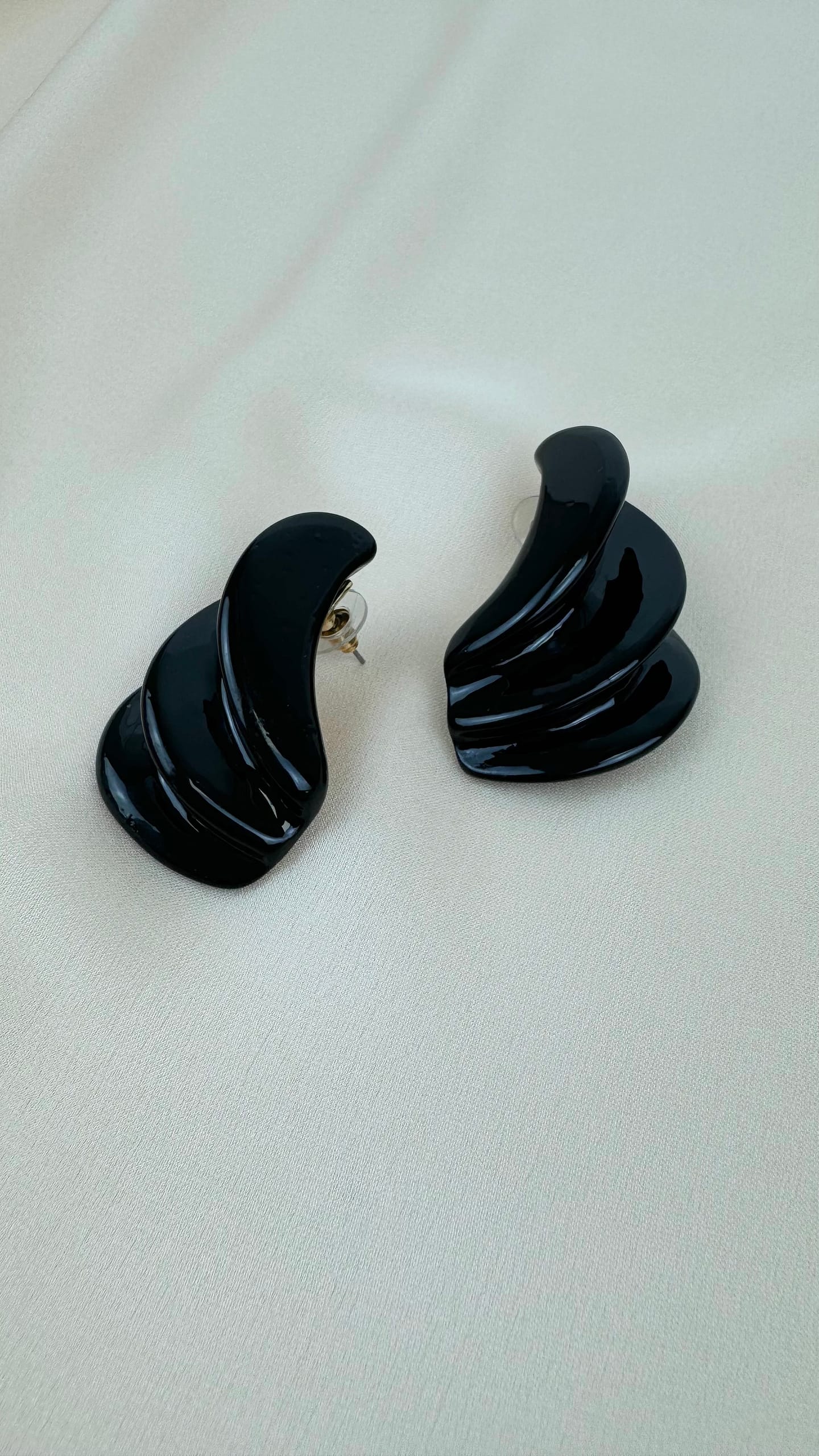 Brincos em acrílico preto