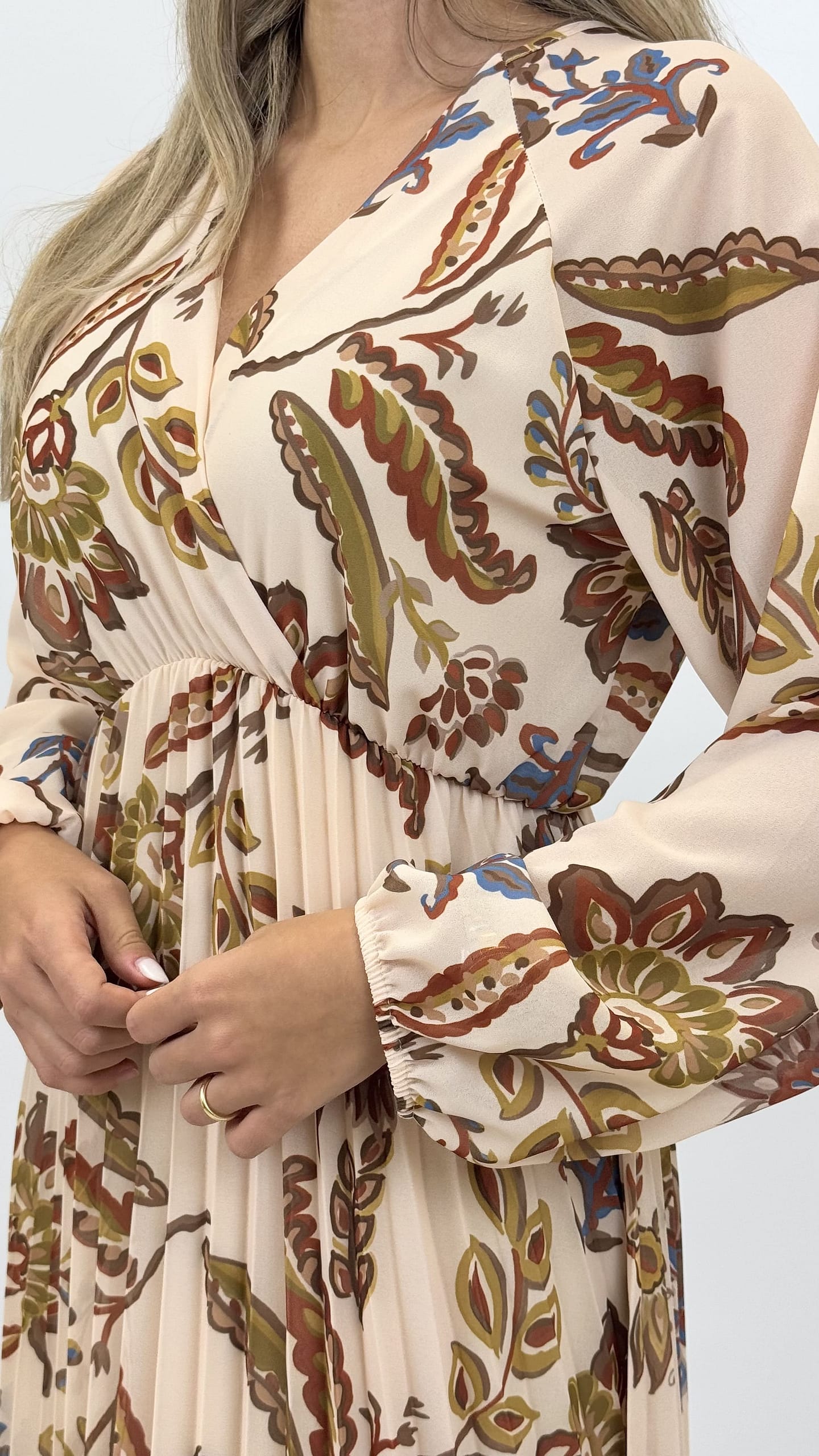 Vestido midi saia plissada estampado tons terra e azul