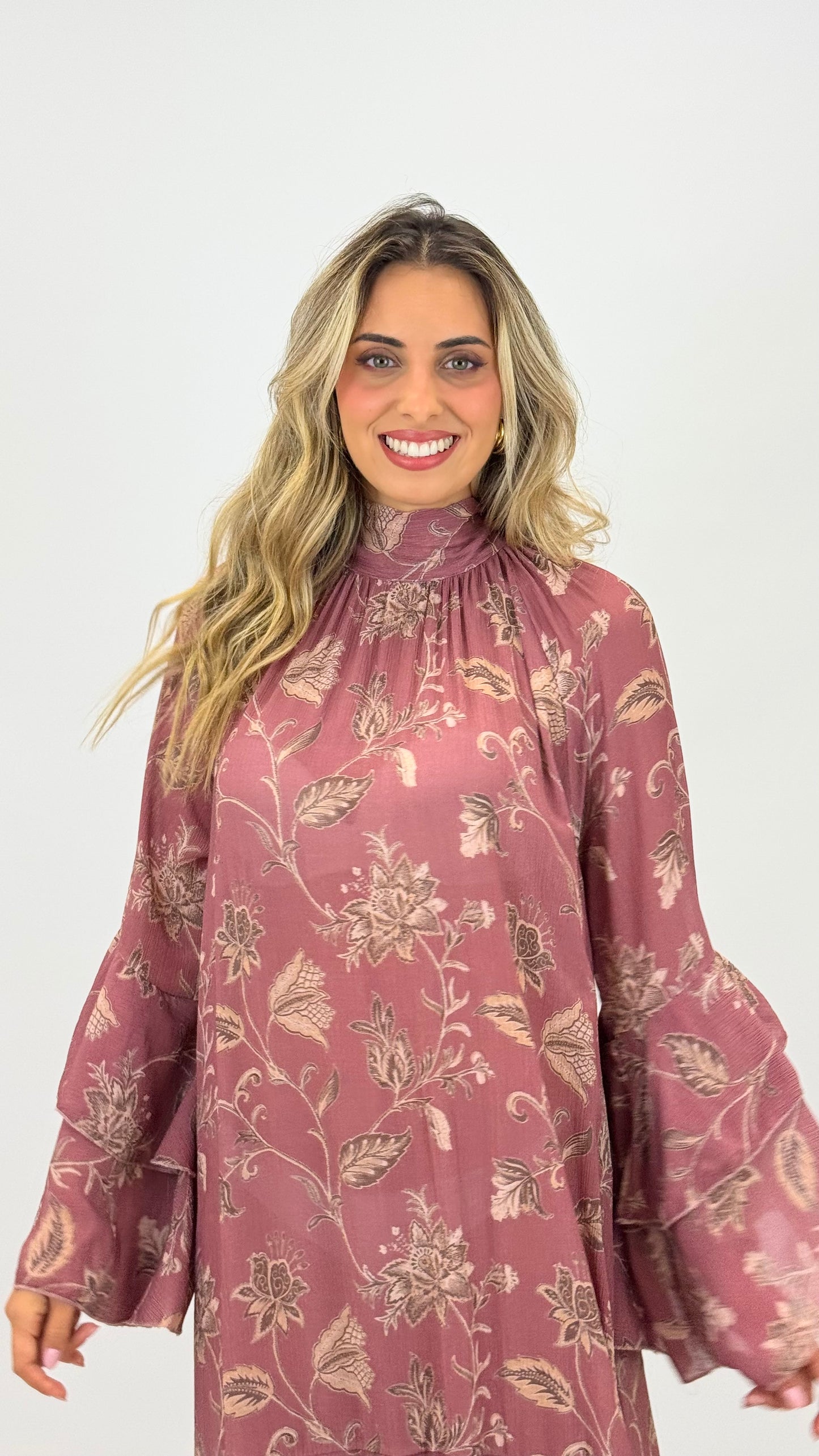 Vestido rosa-velho com estampado floral bege