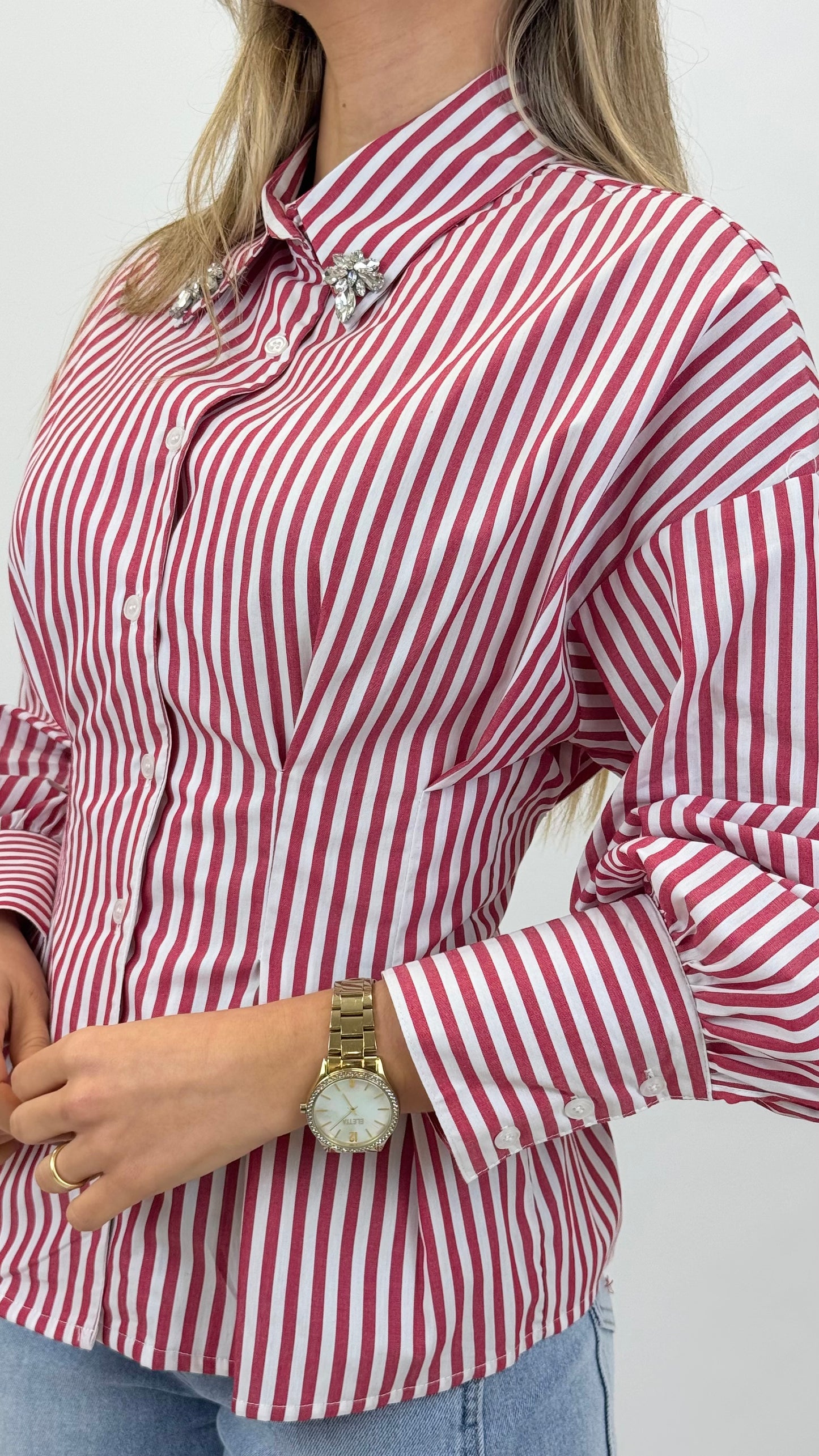Camisa risca vermelho e branco cintada com pormenor gola