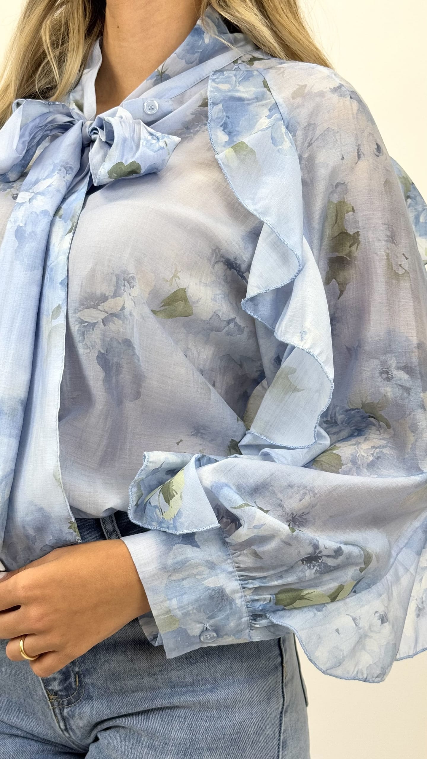 Blusa azul celeste padrão floral